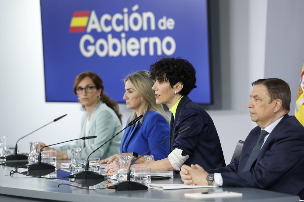 M�nica Garc�a, Milagros Tol�n, Elma Saiz y Luis Planas, este martes, en rueda de prensa tras el Consejo de Ministros.