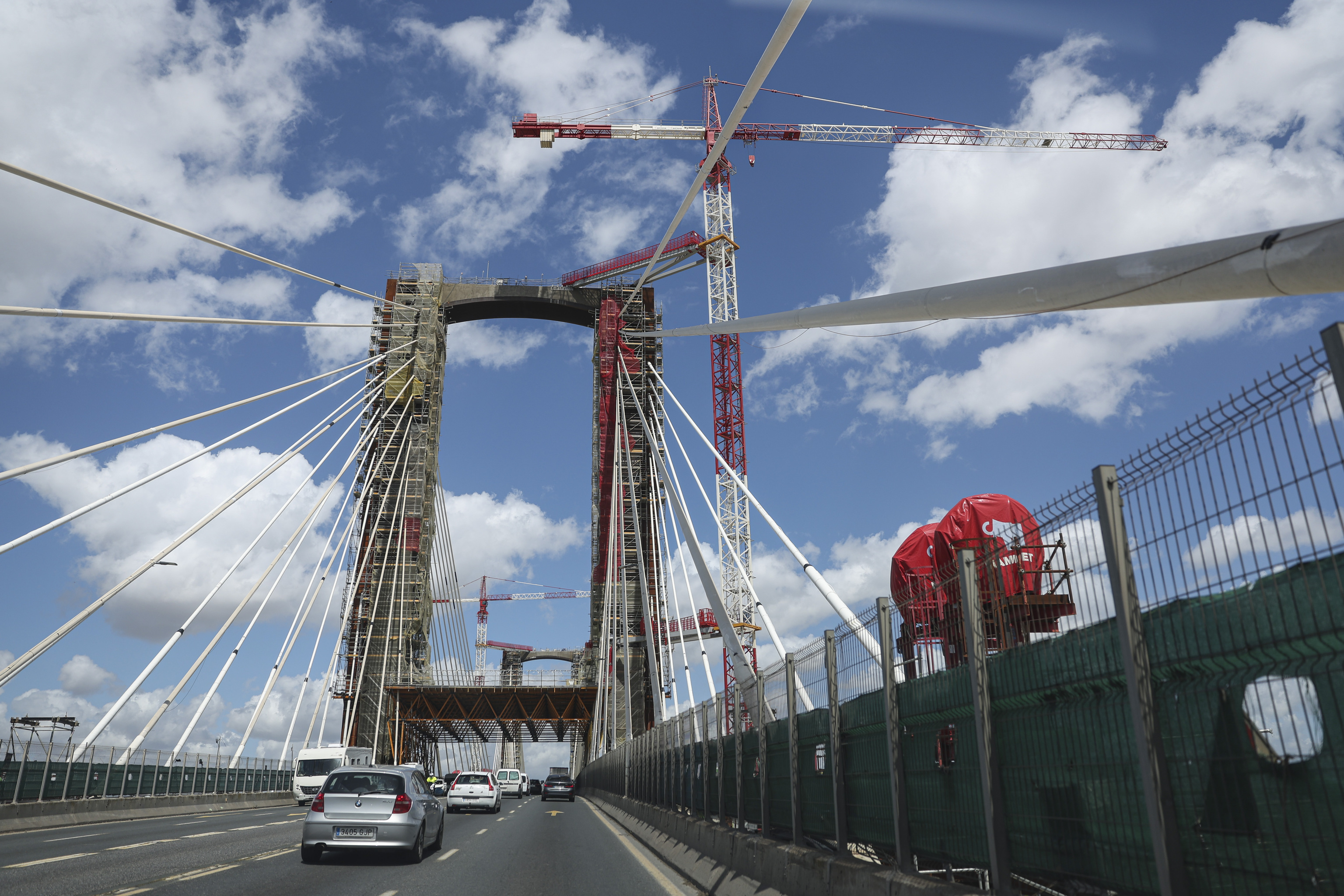 Andamios en el puente del Centenario de Sevilla para la obra de sustituci�n de tirantes, actualmente parada.