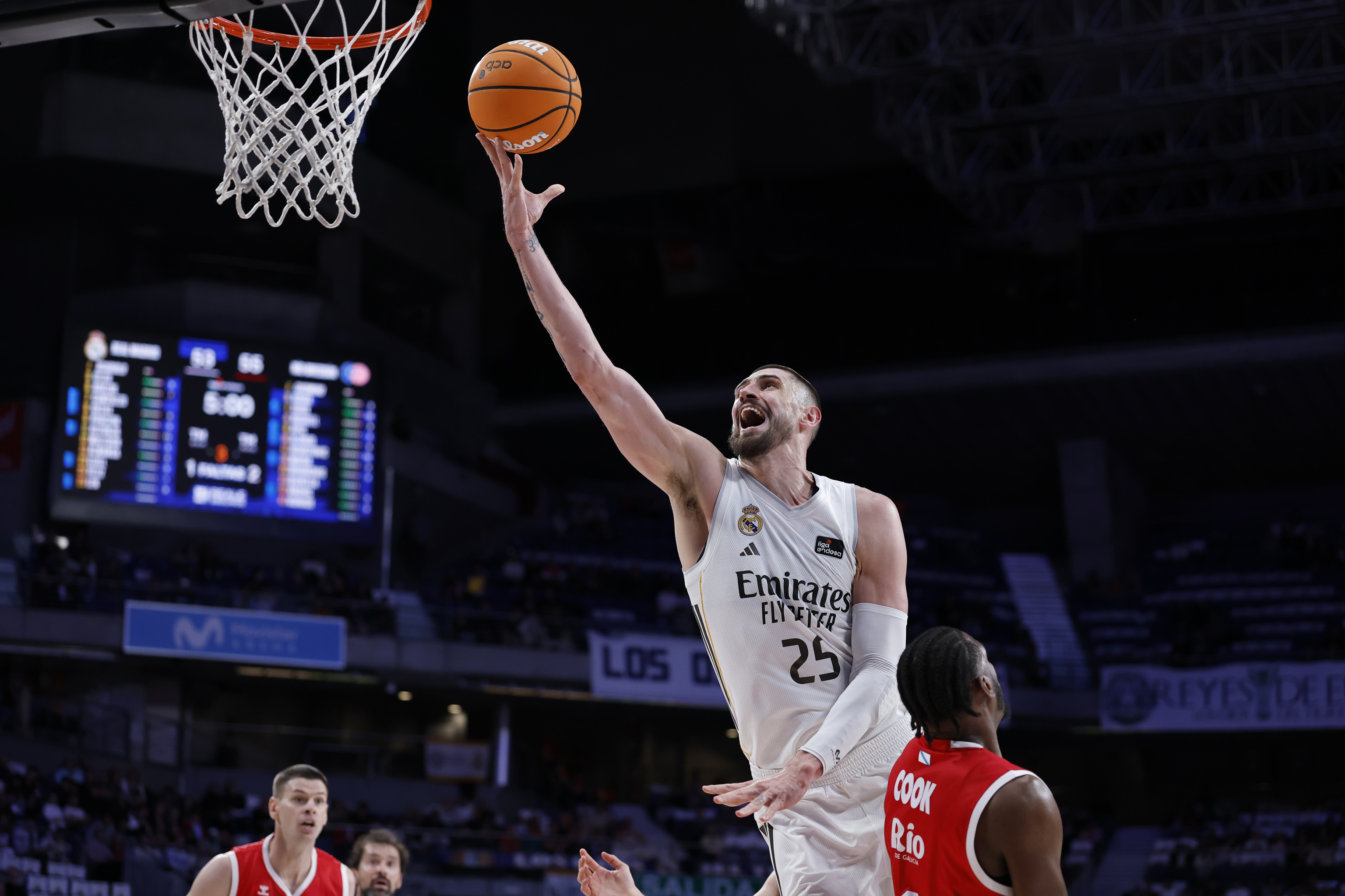 Alex Len, durante el partido del domingo contra el R�o Breog�n