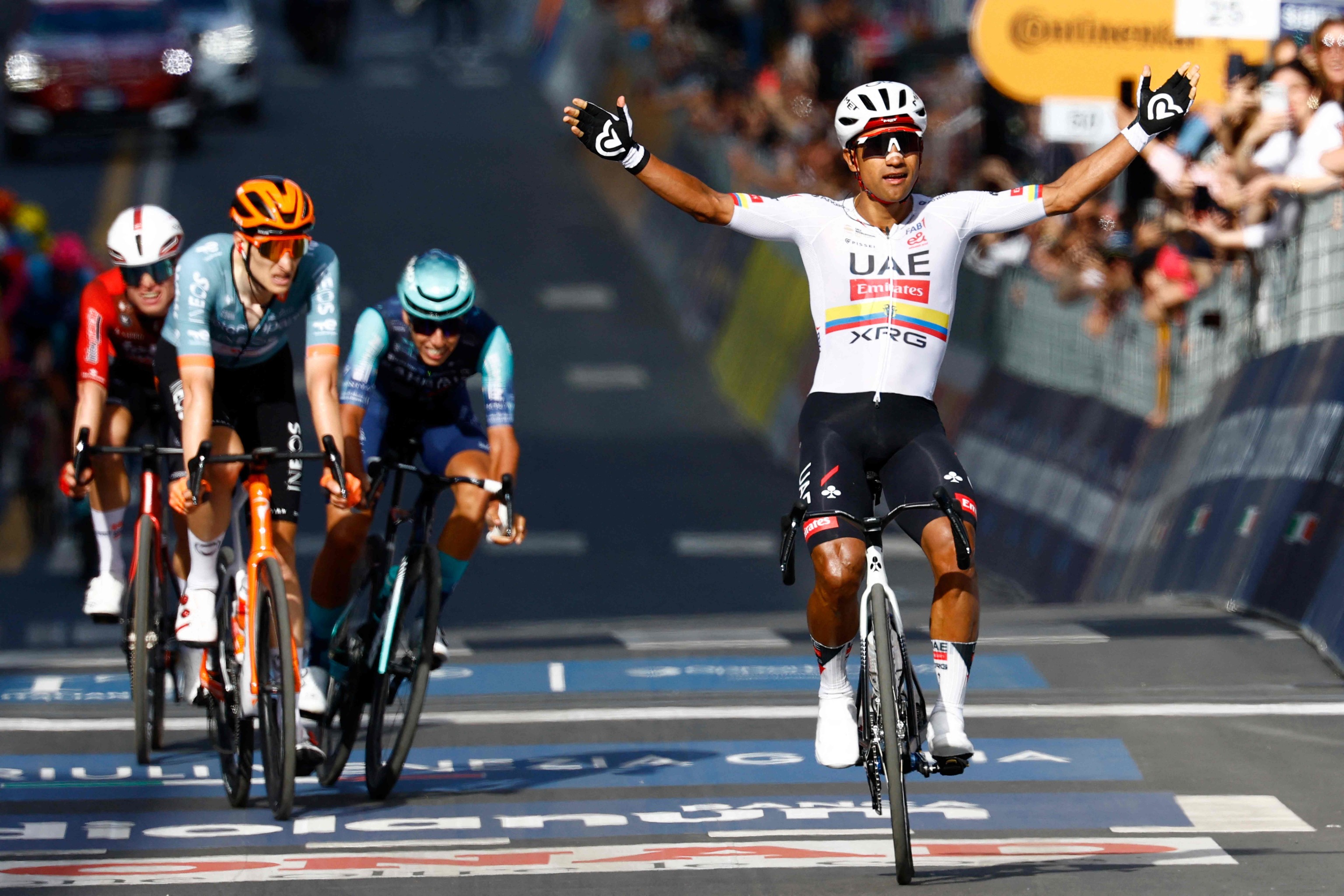 Jhonatan Narváez festeja el triunfo en la cuarta etapa del Giro.