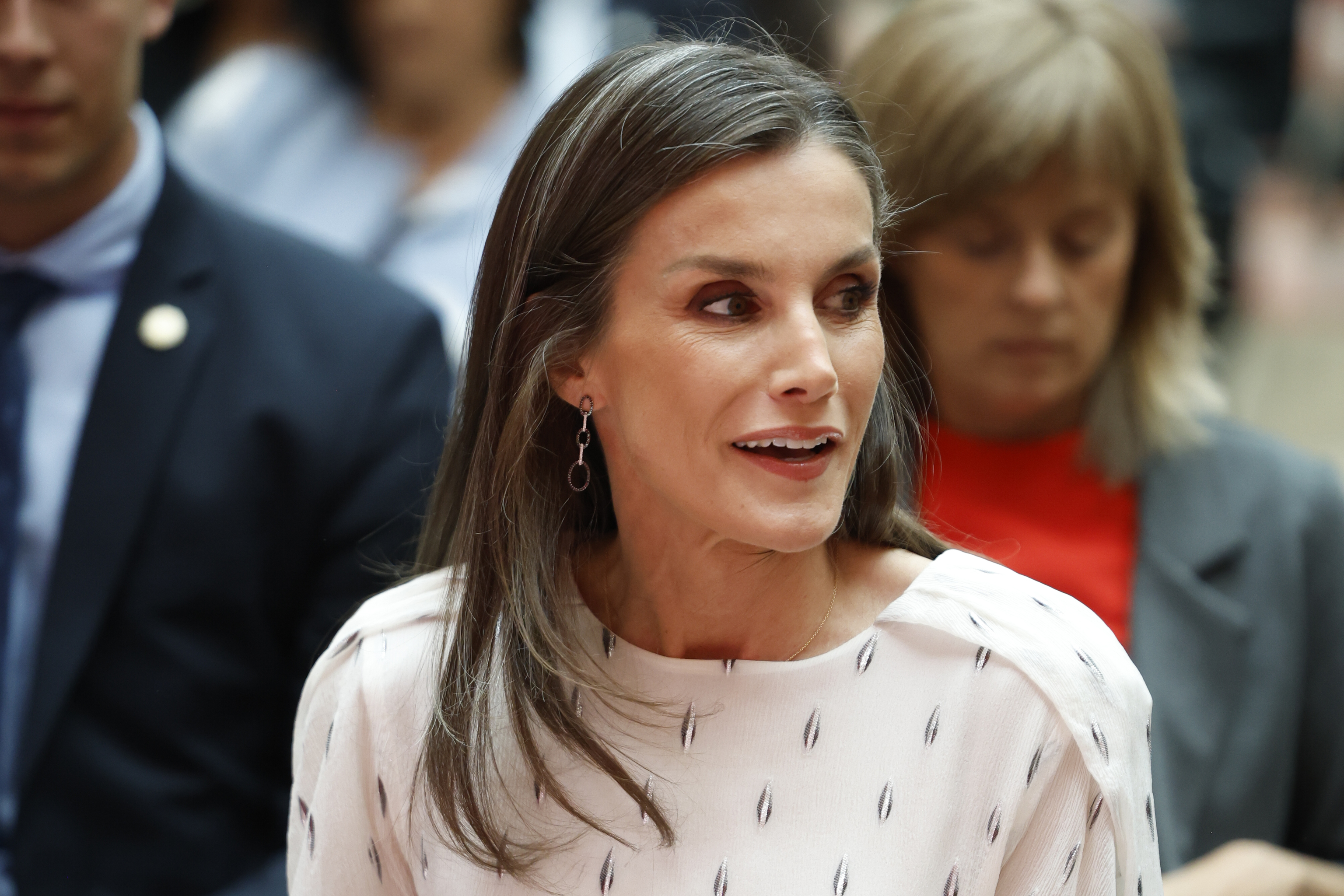 La Reina Letizia lo apuesta todo a su combo crom�tico favorito mientras Isabel D�az Ayuso se entrega al negro en la entrega de los premios Barco de Vapor