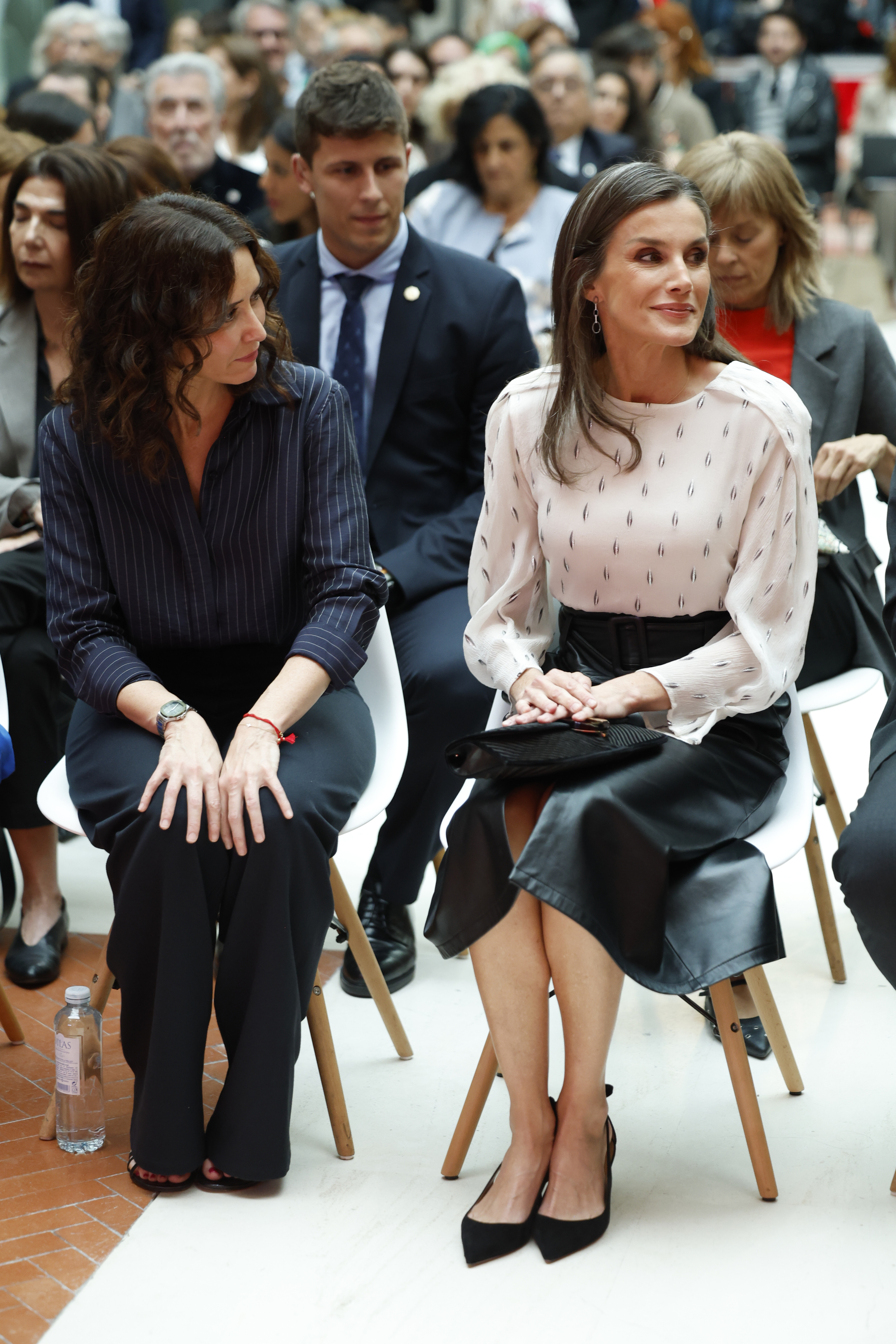 La Reina Letizia e Isabel D�az Ayuso, en los premios Barco de Vapor.