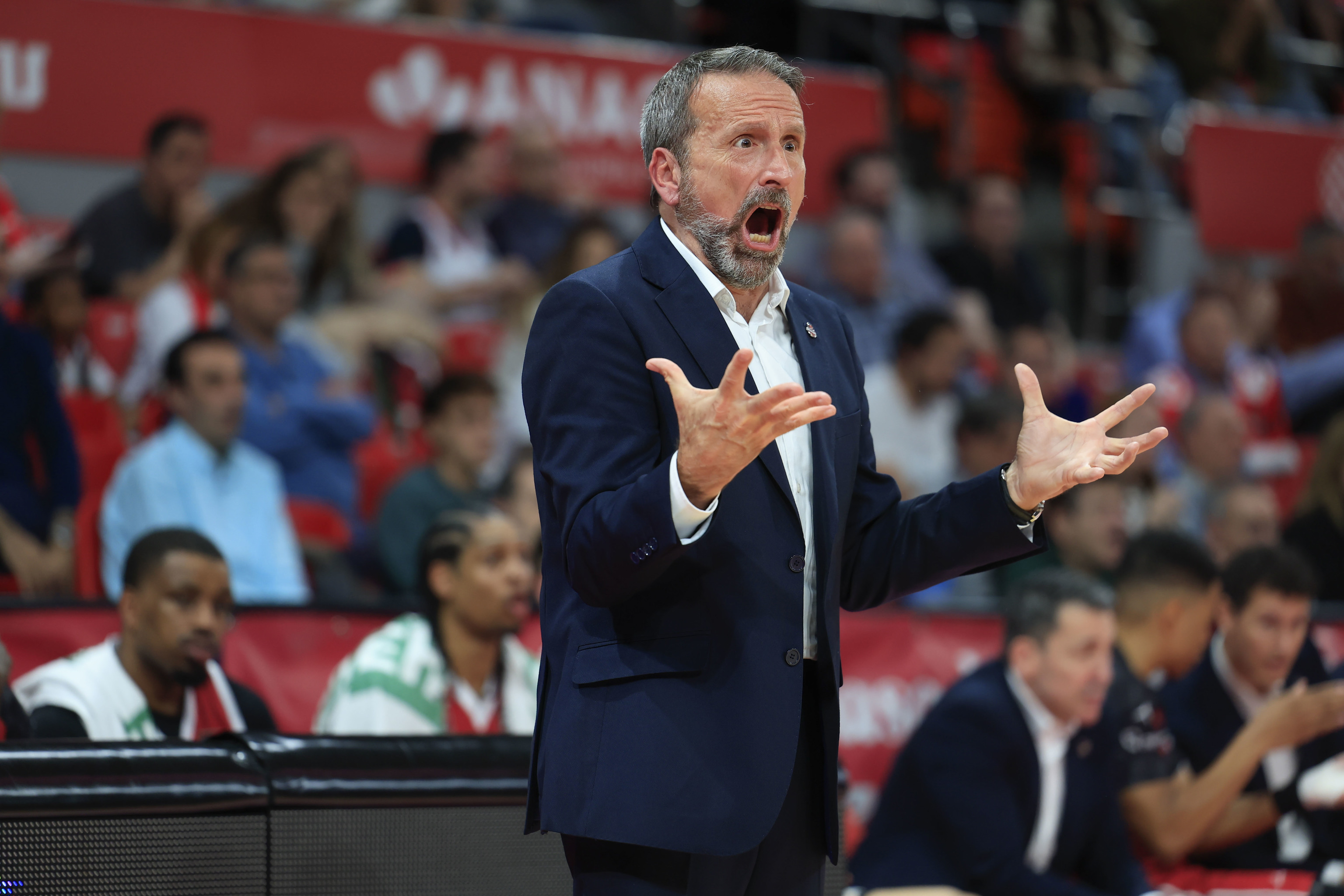 Joan Plaza, durante la derrota del Zaragoza contra el Granada.