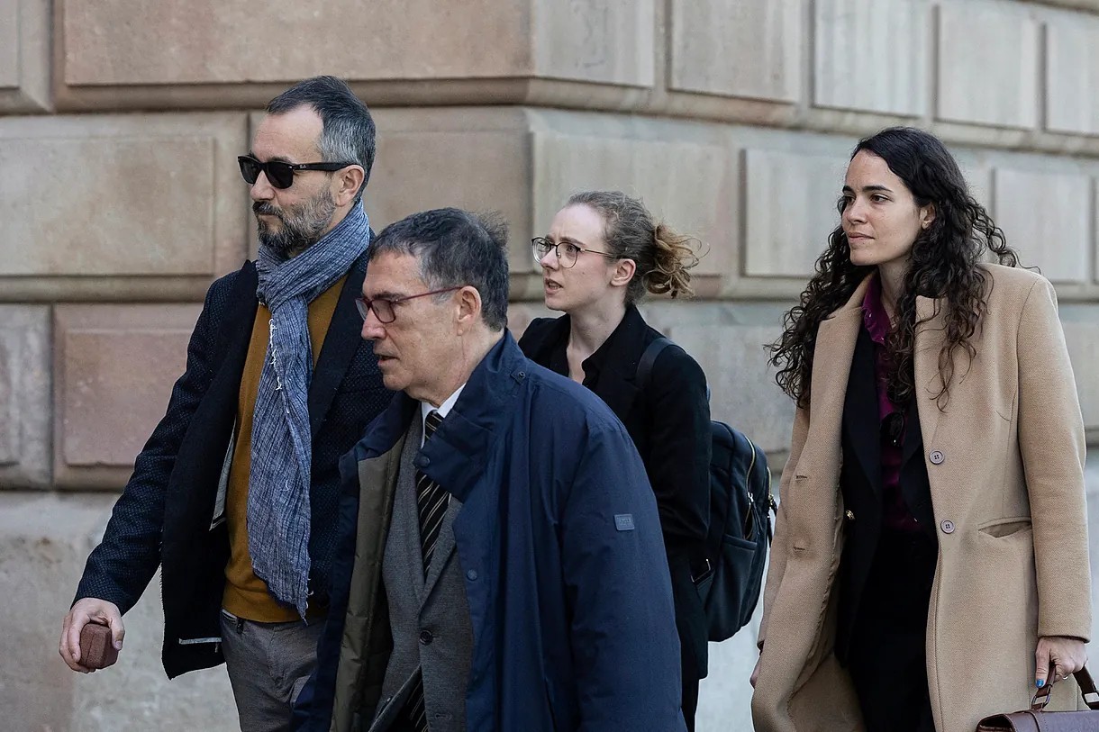 El comunicador Jair Dom�nguez en la Audiencia de Barcelona con su abogado y equipo legal