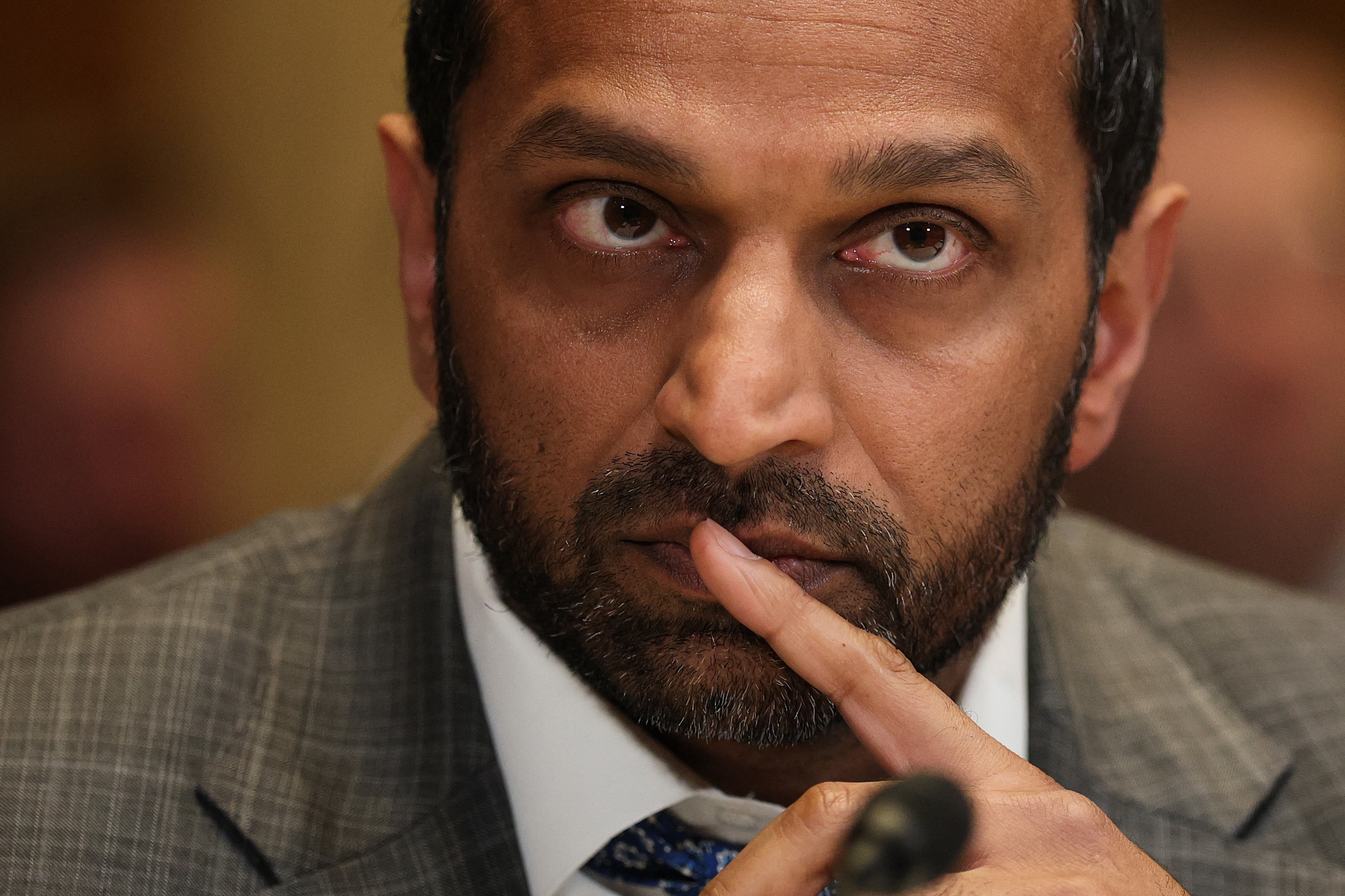 El director del FBI, Kash Patel, escucha durante una audiencia de una comisi�n del Congreso, en Washington, este martes.