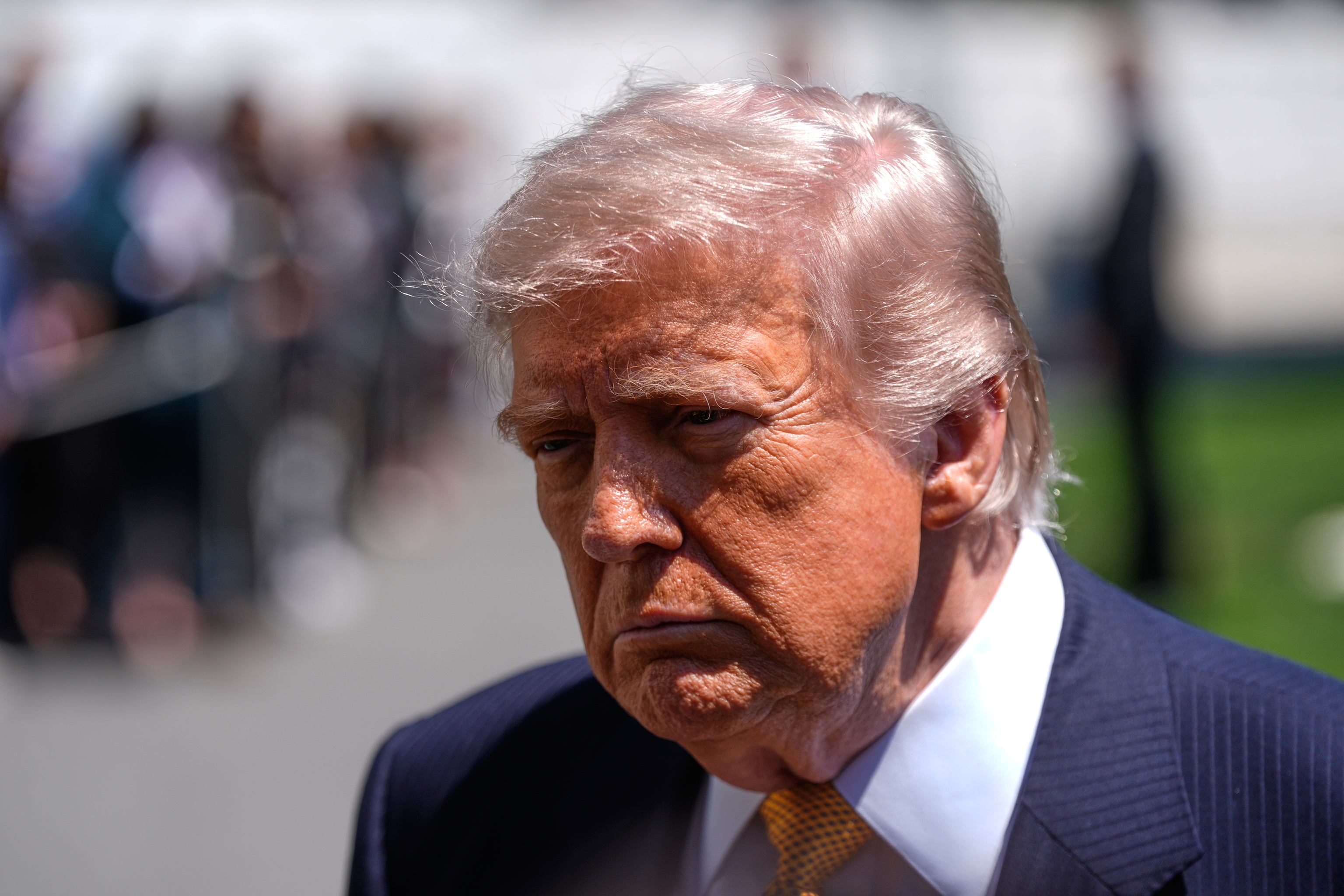 Donald Trump habla con la prensa al salir de la Casa Blanca antes de viajar a Pek�n, este martes.