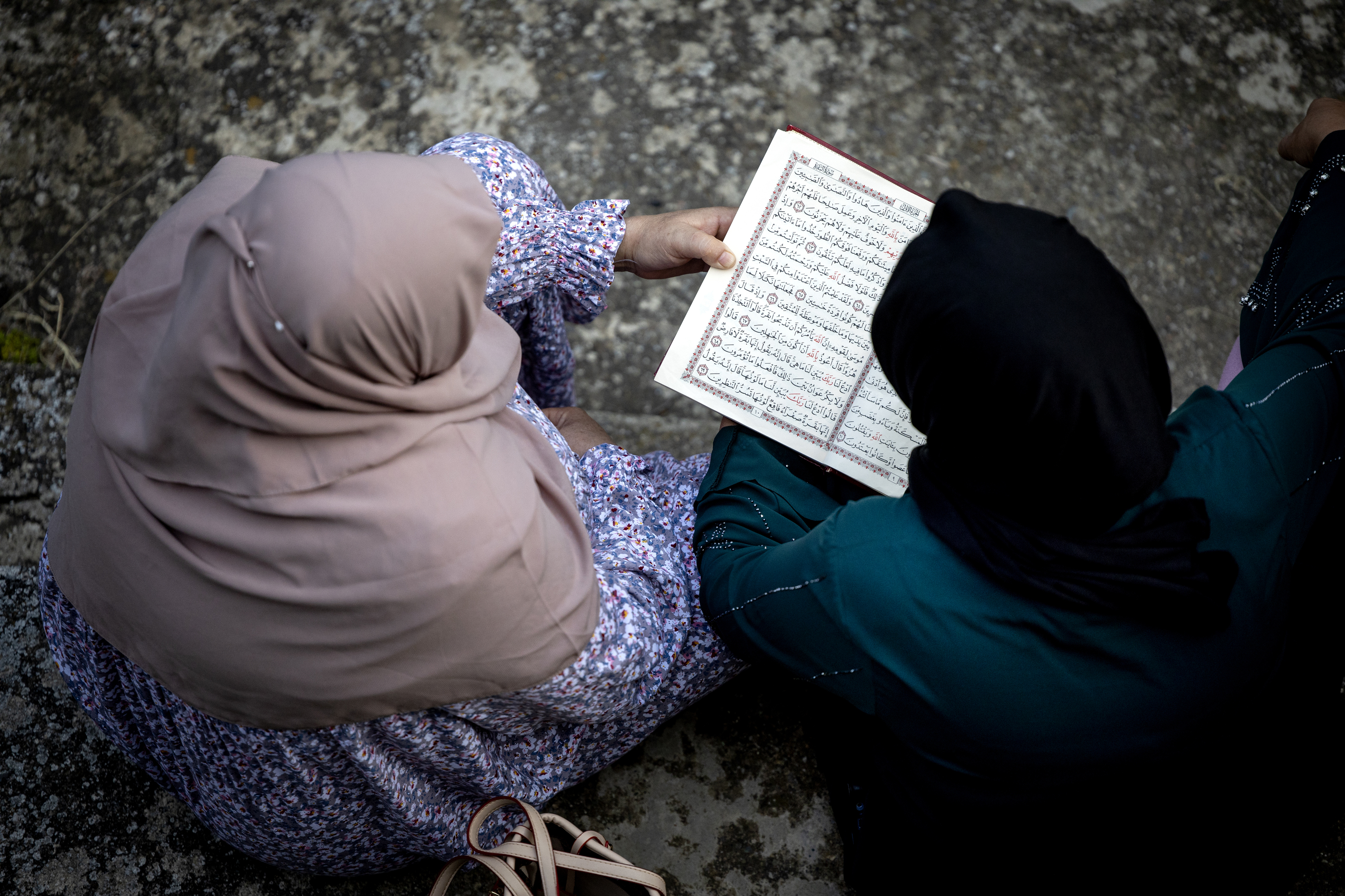 Unas mujeres leen textos en �rabe