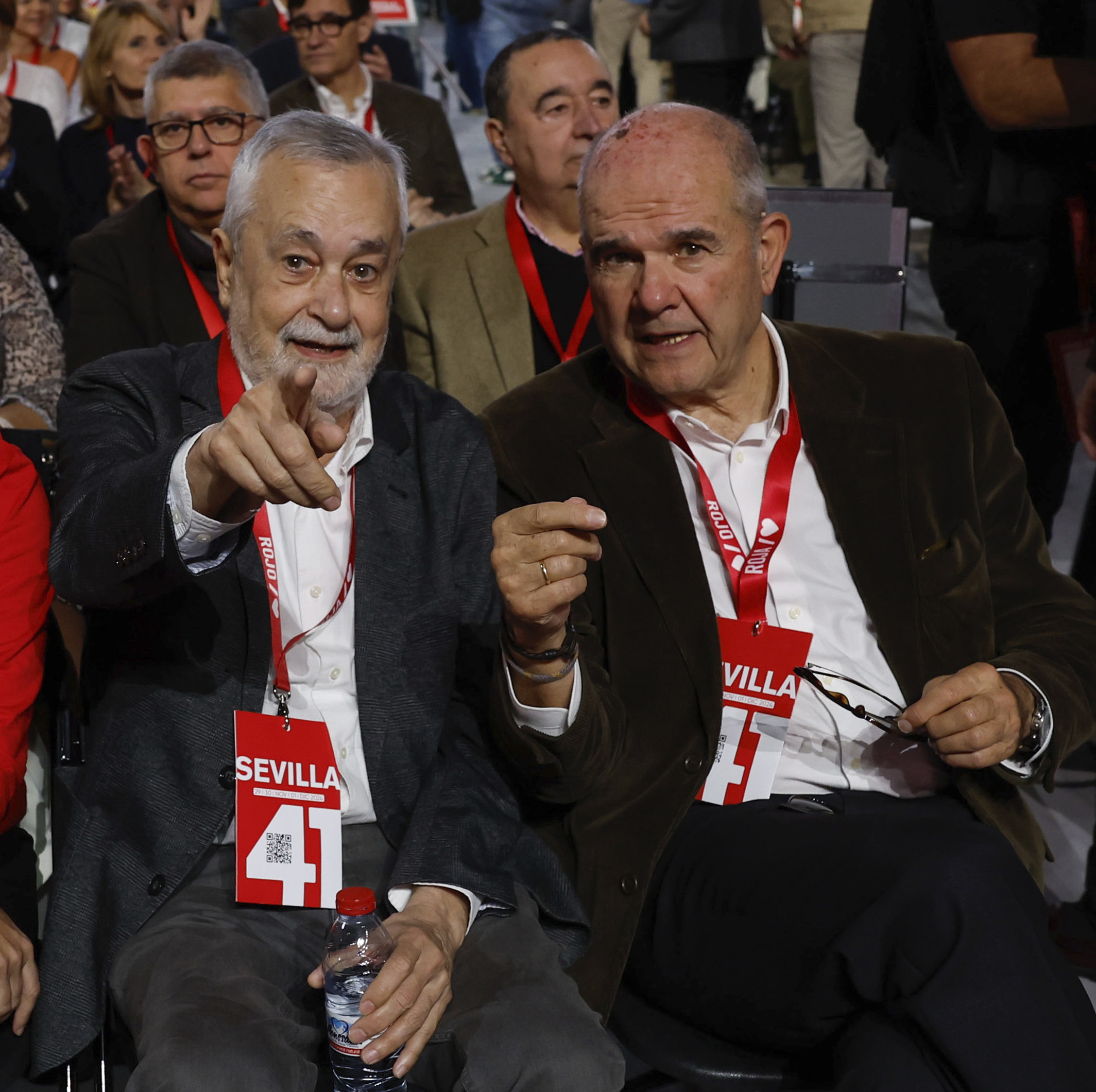 Griñán y Chaves, en el 41 Congreso Federal del PSOE reunido en Sevilla el 30 de noviembre de 2024.
