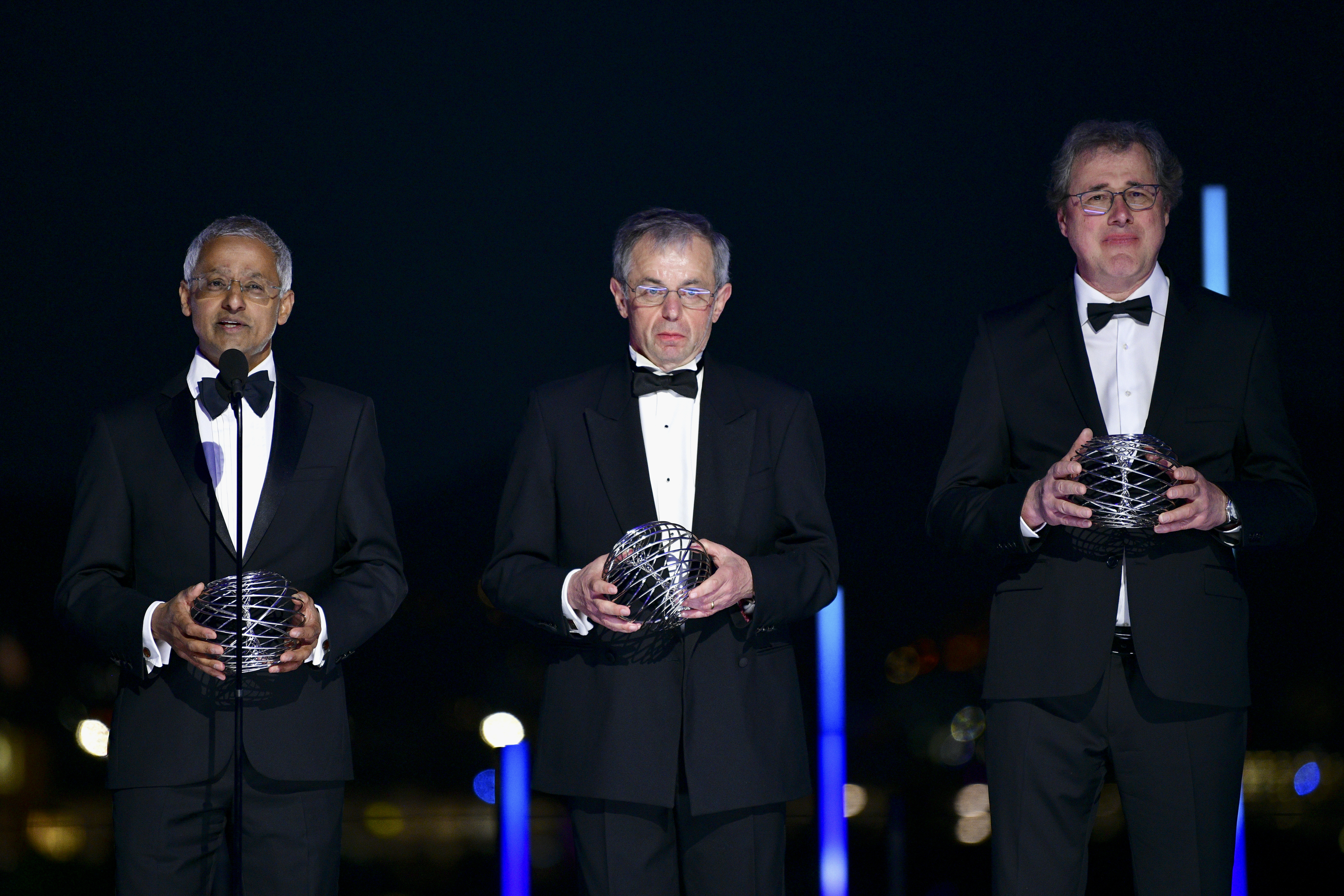 Shankar Balasubramanian, David Klenerman y Pascal Mayer posan en el escenario durante la novena ceremonia de los Breakthrough Prize.