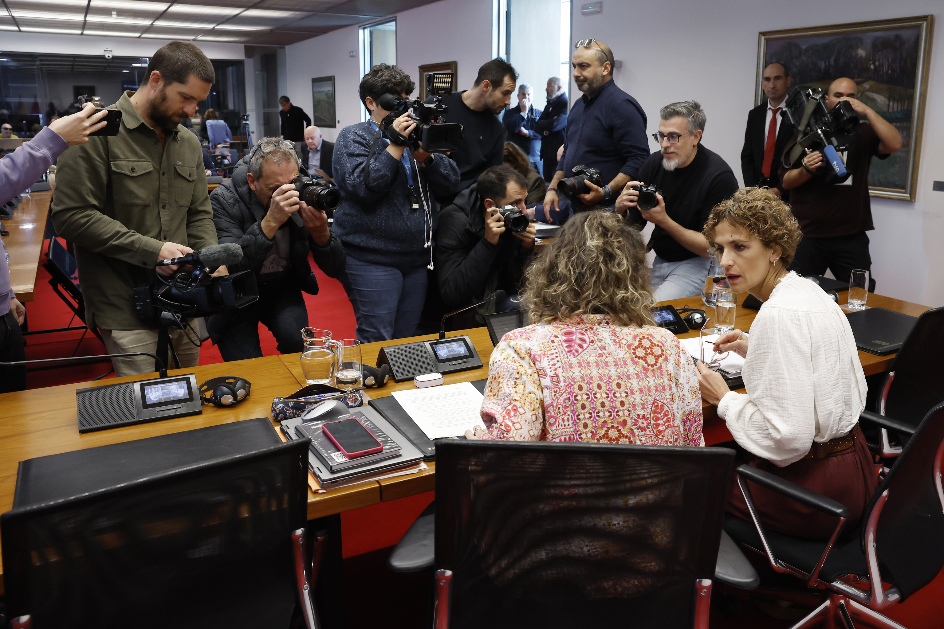 La presidenta del Gobierno navarro María Chivite en los instantes previos a su comparecencia en la comisión de investigación celebrada hoy en el Parlamento de Navarra.