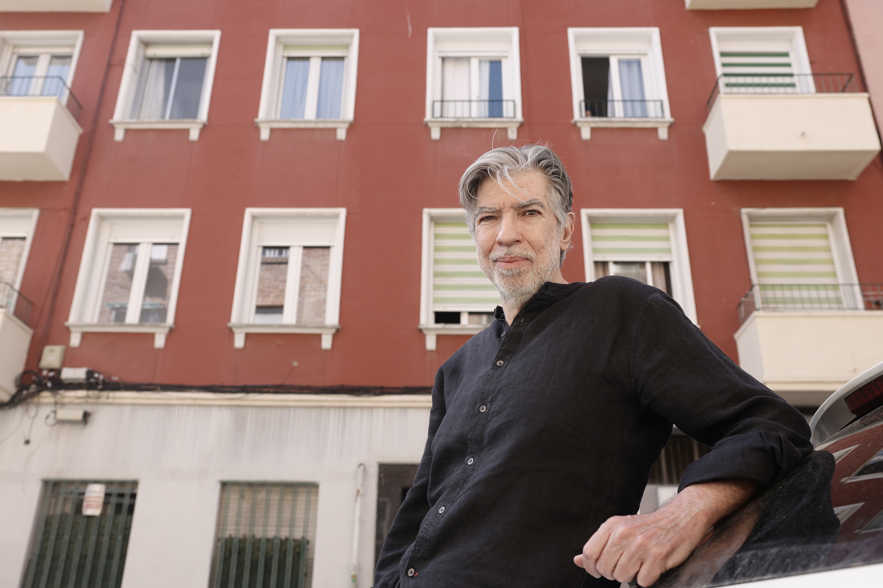Valdivia, frente a la fachada del edificio donde viv�a con su familia.