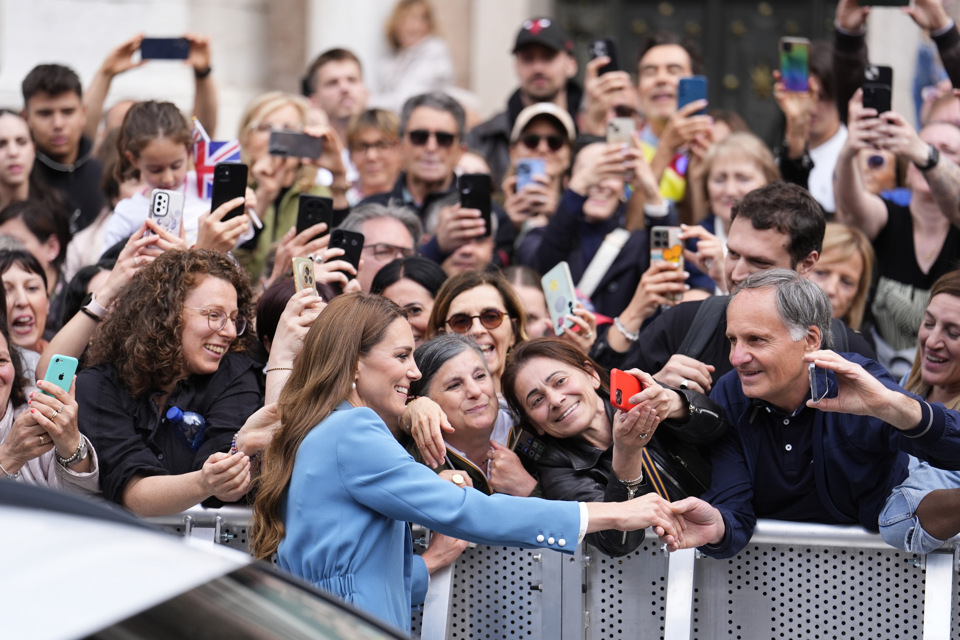 Kate Middleton saludando durante su visita