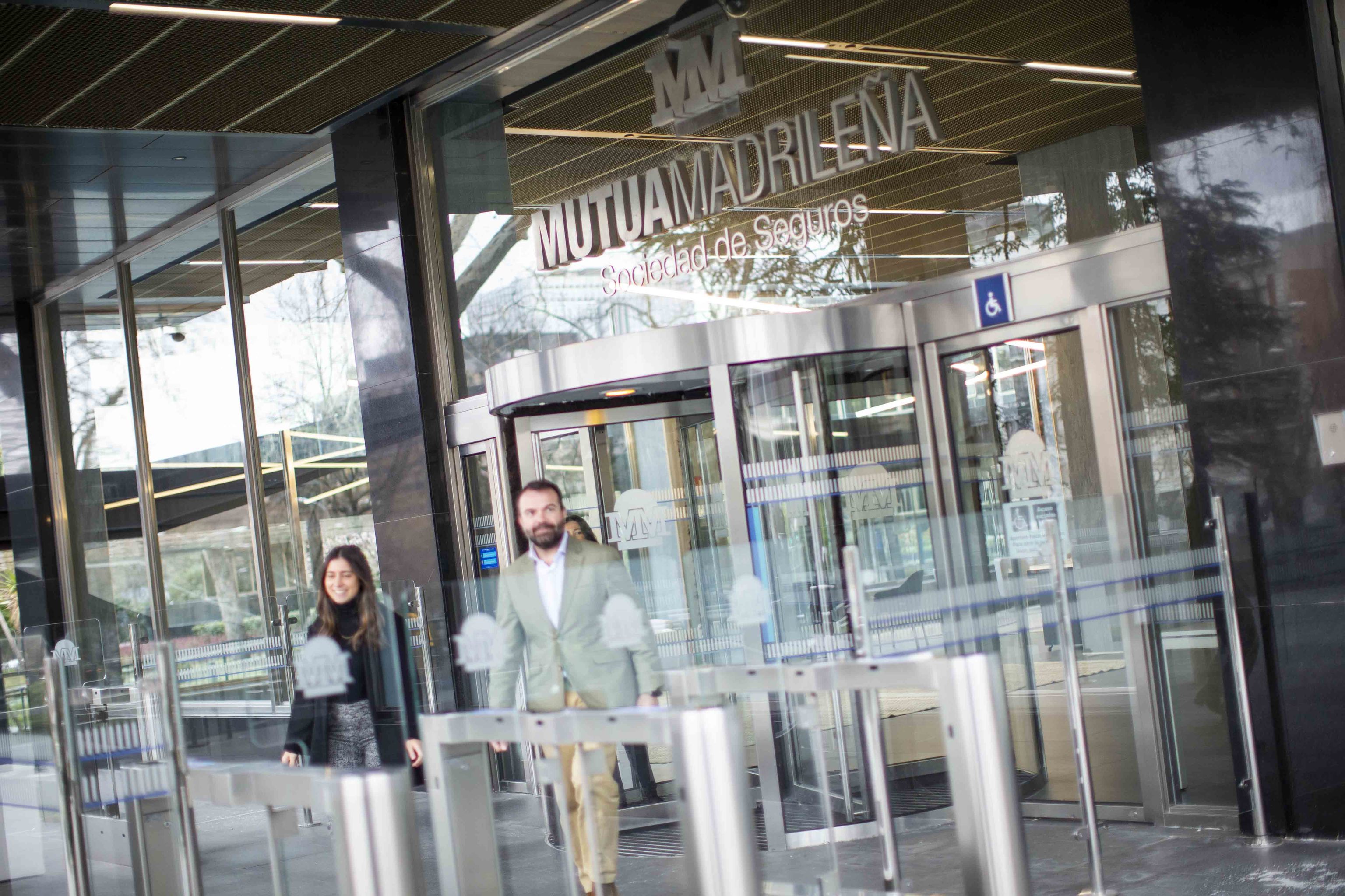 Puerta de la sede de la Mutua Madrile�a en Madrid
