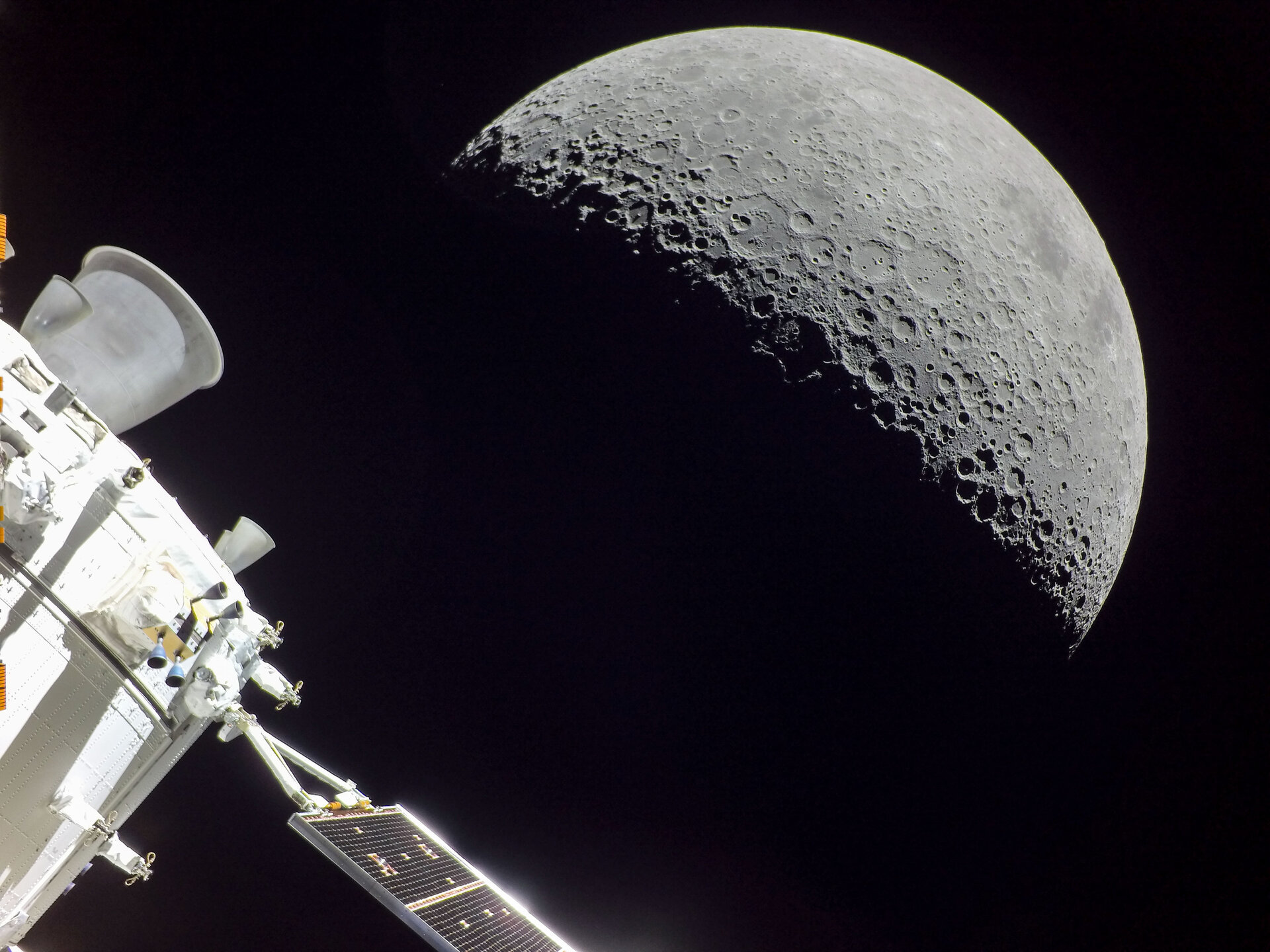 Vista del módulo europeo de la nave Orión durante su aproximación a la Luna durante la misión Artemis 2