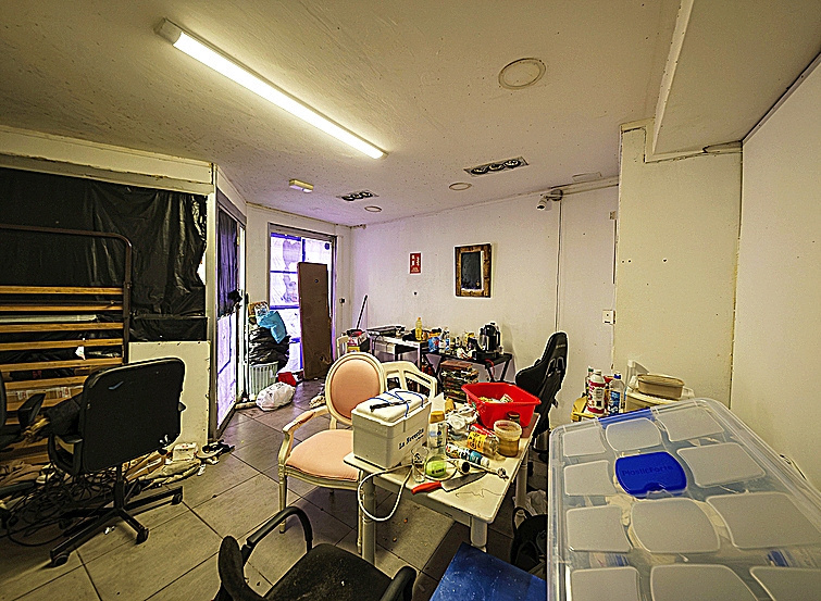 Espacio común en el interior del inmueble ahora precintado.