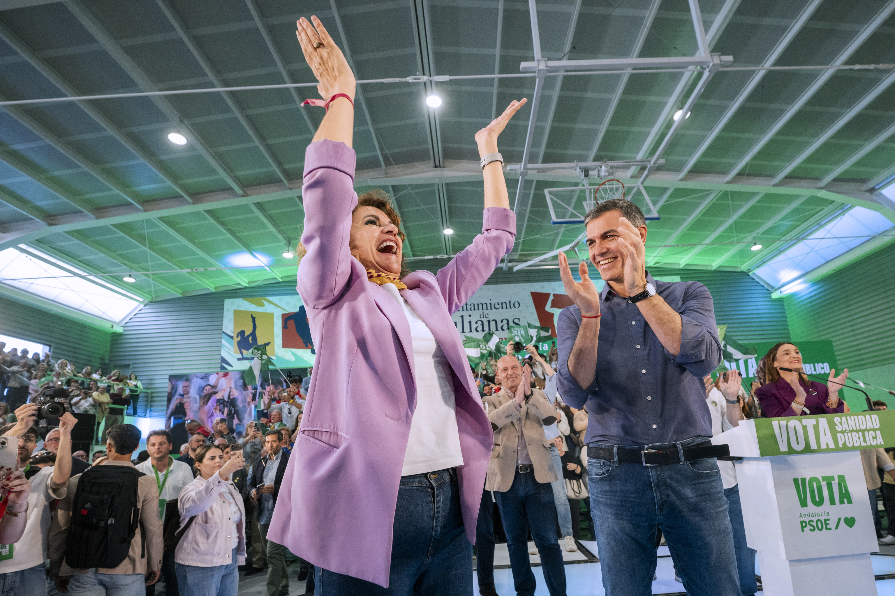 Mar�a Jes�s Montero y Pedro S�nchez en Pulianas (Granda).