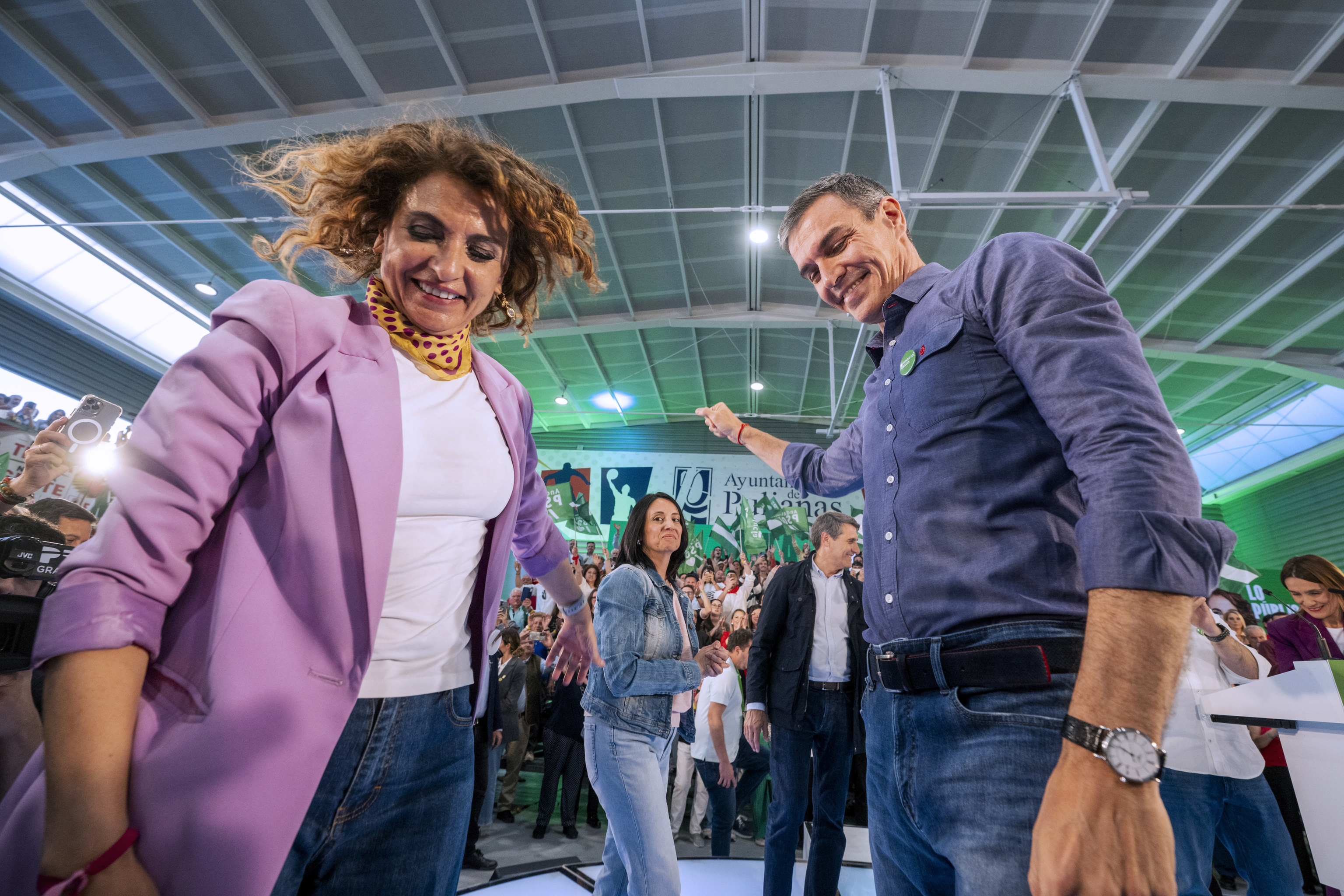 El presidente del Gobierno, Pedro S�nchez, y la secretaria general del PSOE de Andaluc�a, Mar�a Jes�s Montero, ayer en un mitin en Granada