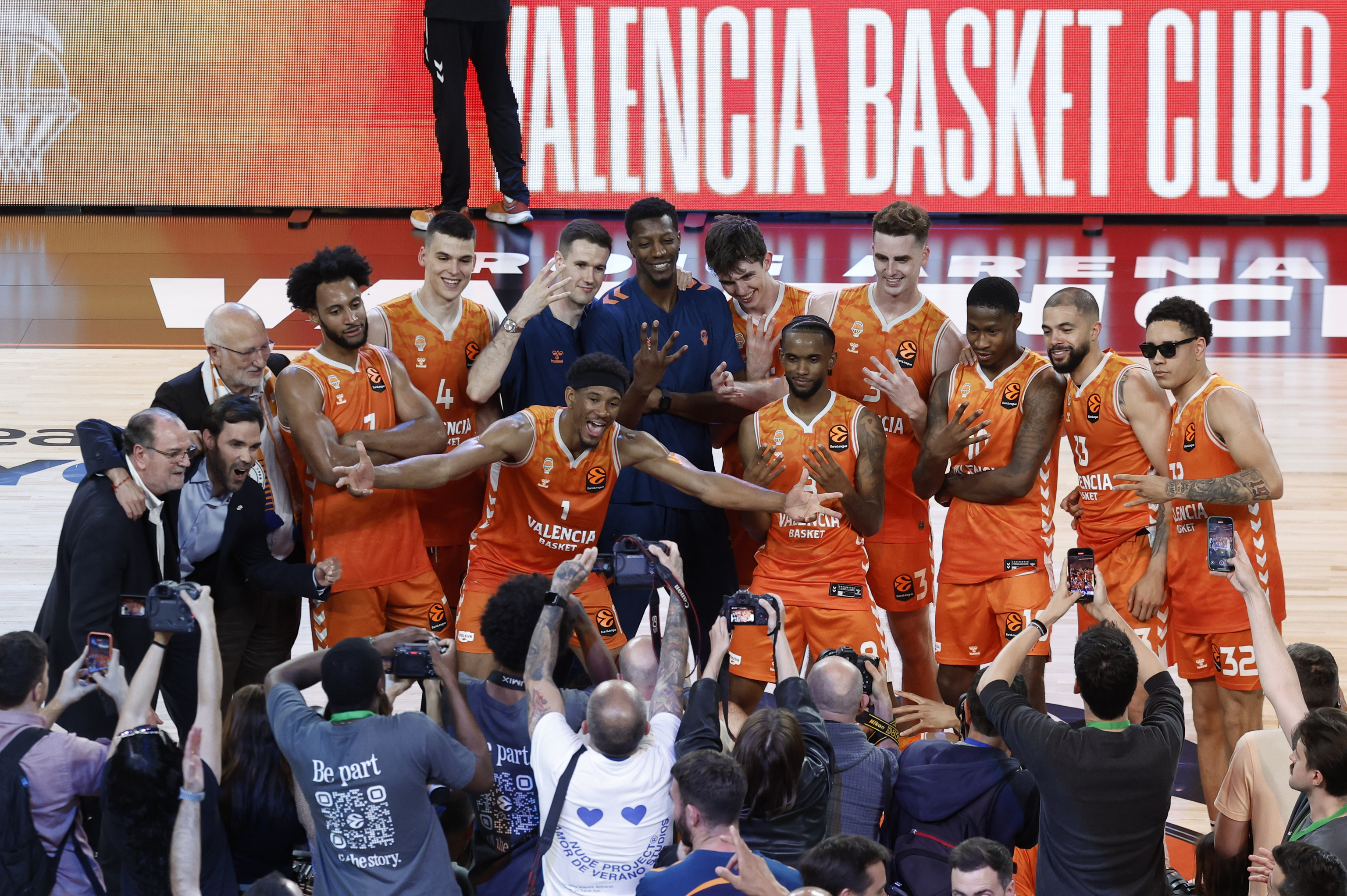 La plantilla de Valencia Basket festeja junto a Juan Roig.