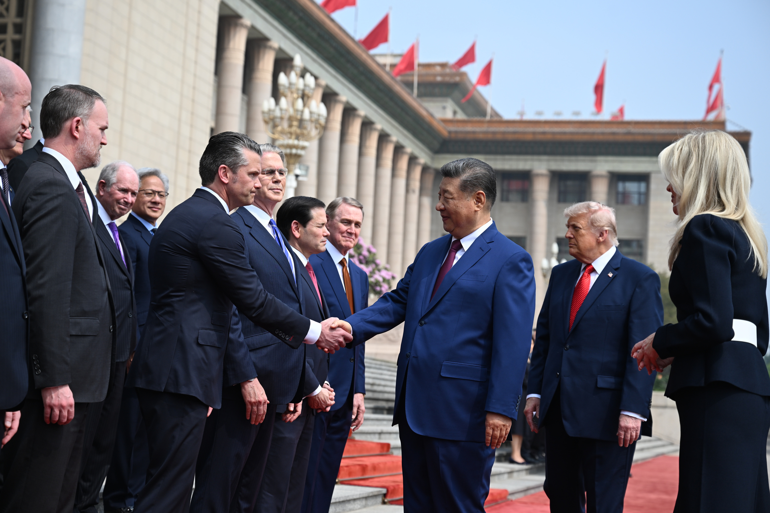 Xi Jinping saluda a la delegación estadounidense.