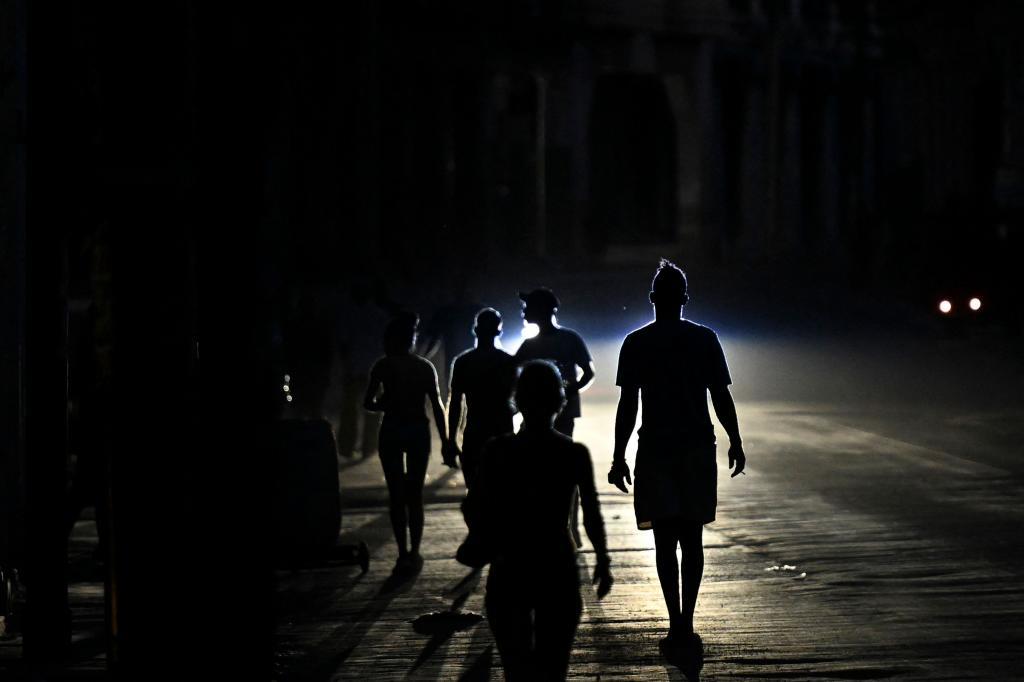 Ciudadanos cubanos, este mi�rcoles en la calle durante un apag�n