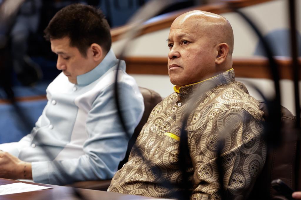 Ronald de la Rosa, a la derecha, el mi�rcoles en el Senado de Filipinas
