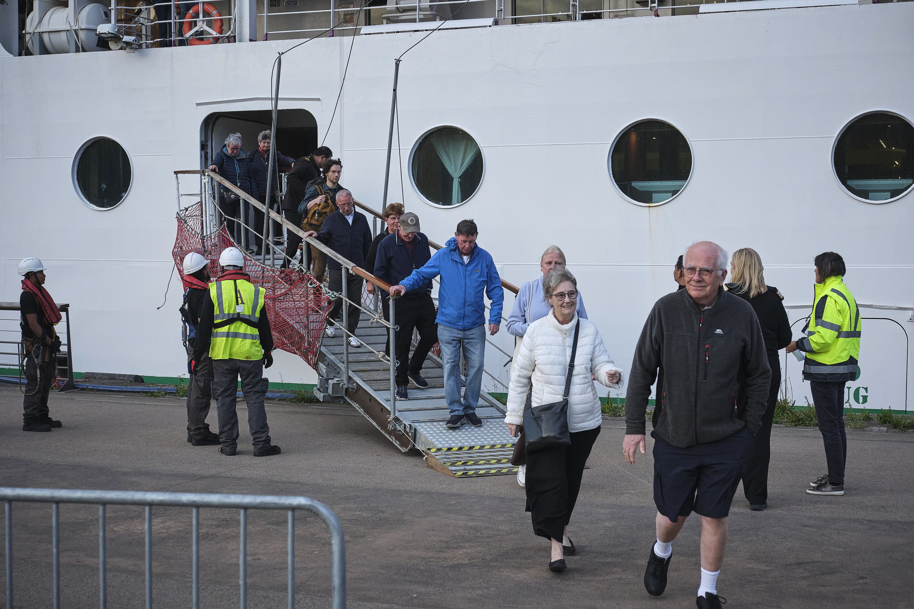 Salida de los pasajeros tras levantarse el confinamiento de un crucero en el puerto de Burdeos.