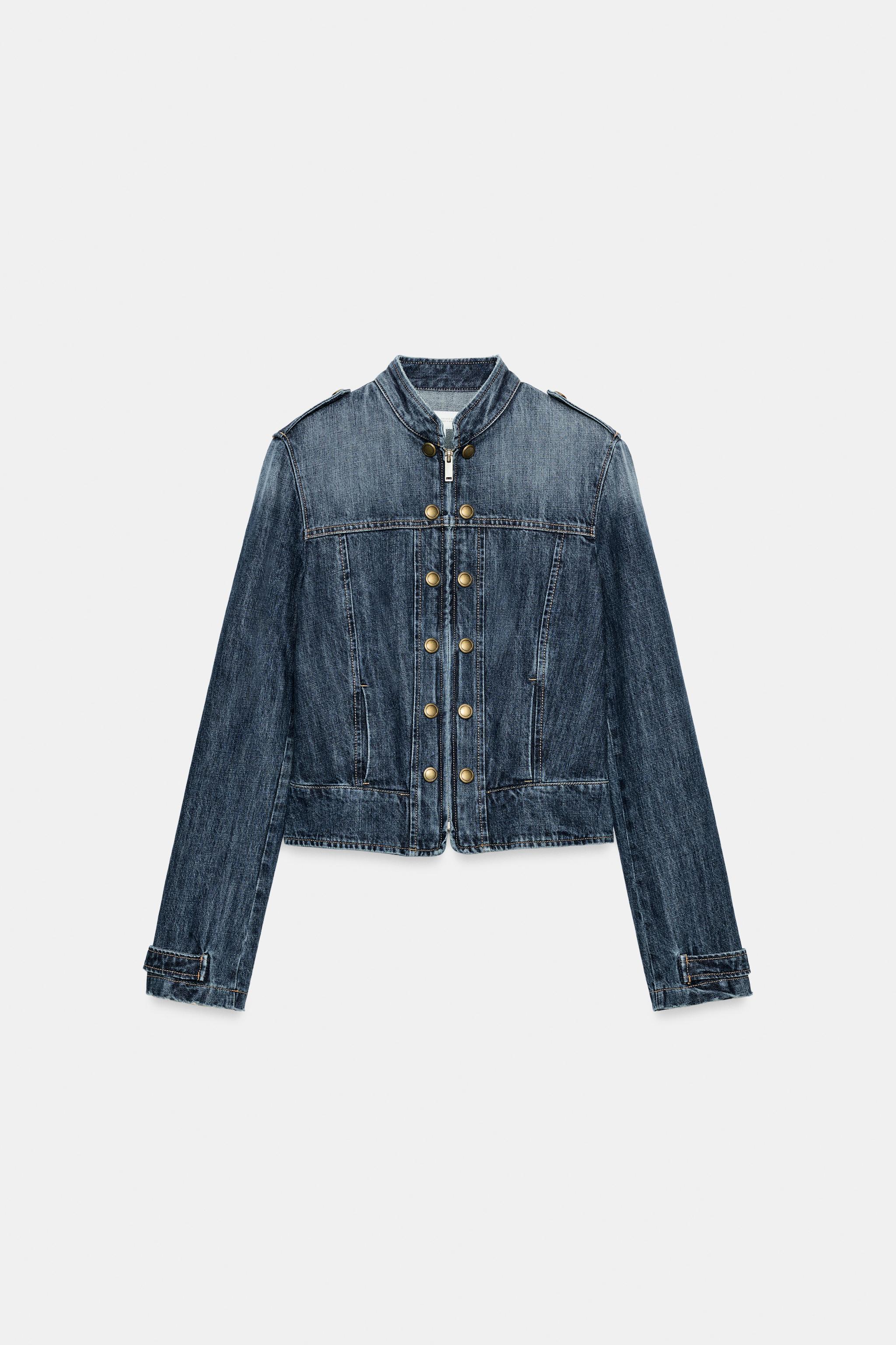 Entrar en Zara a por unos pantalones blancos y salir enamorada de esta preciosa chaqueta de entretiempo vaquera ideal para elevar tu fondo de armario
