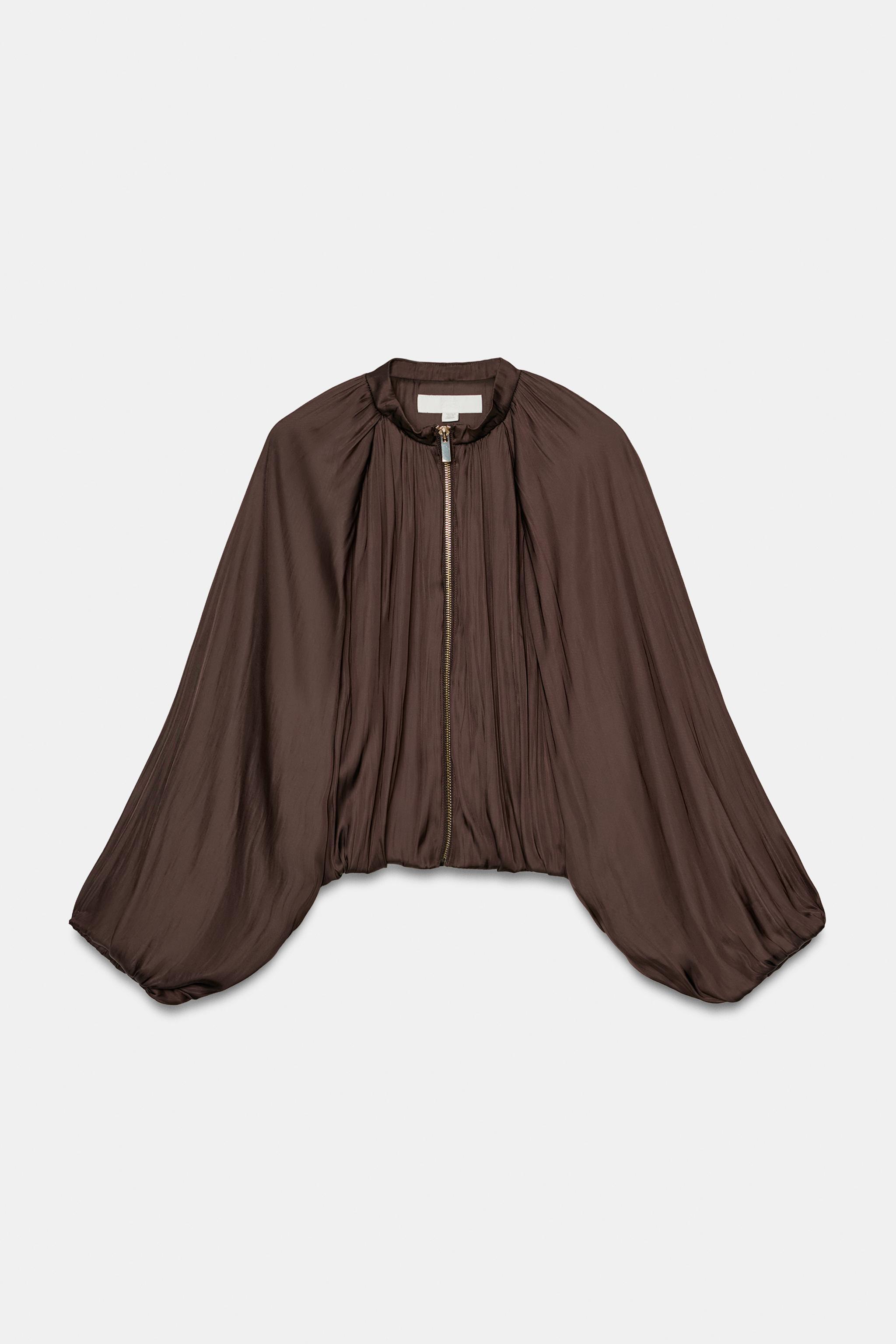 Entrar en Zara a por unos pantalones blancos y salir enamorada de esta preciosa chaqueta de entretiempo bomber ideal para elevar tu fondo de armario