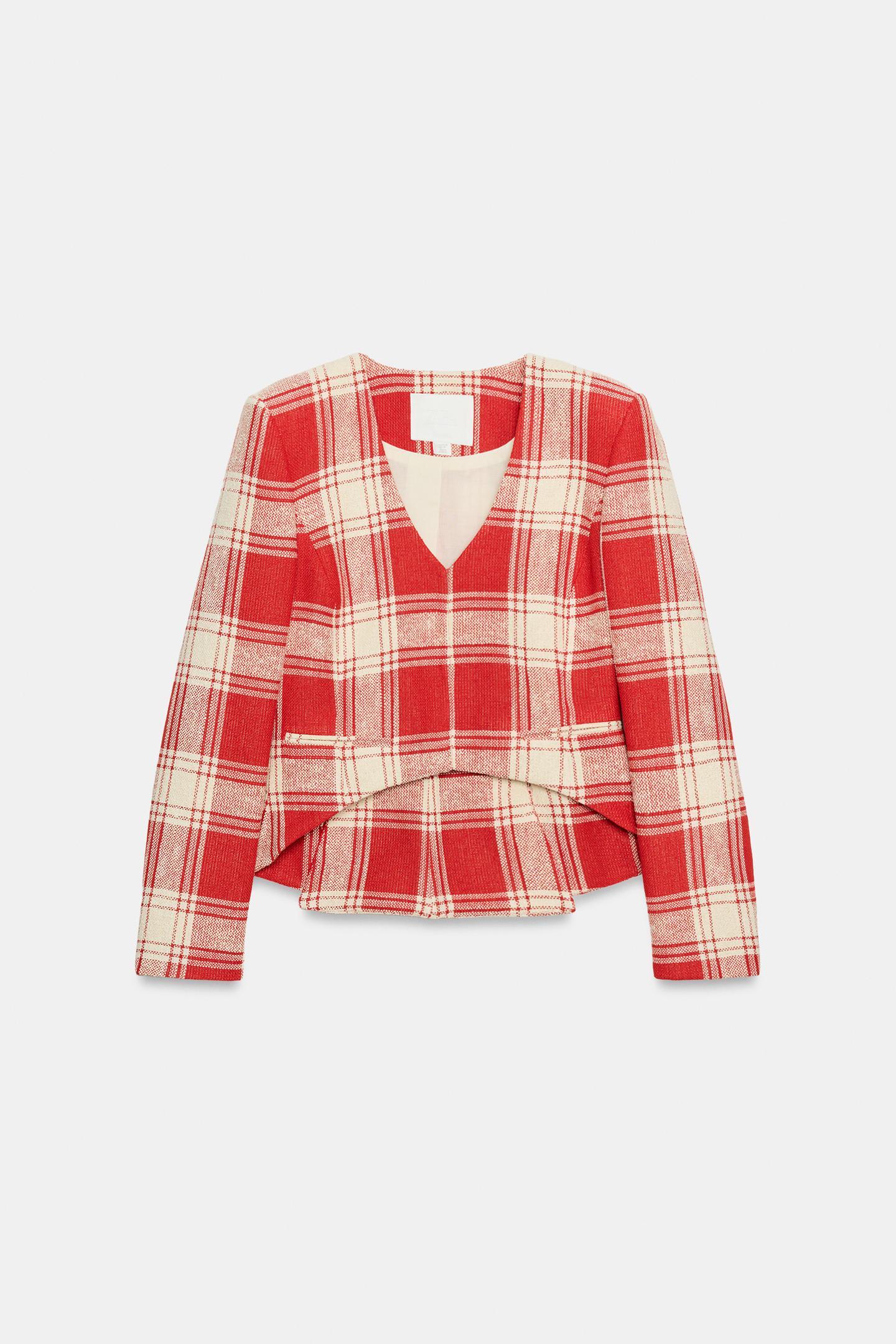 Entrar en Zara a por unos pantalones blancos y salir enamorada de esta preciosa chaqueta de entretiempo de cuadros ideal para elevar tu fondo de armario