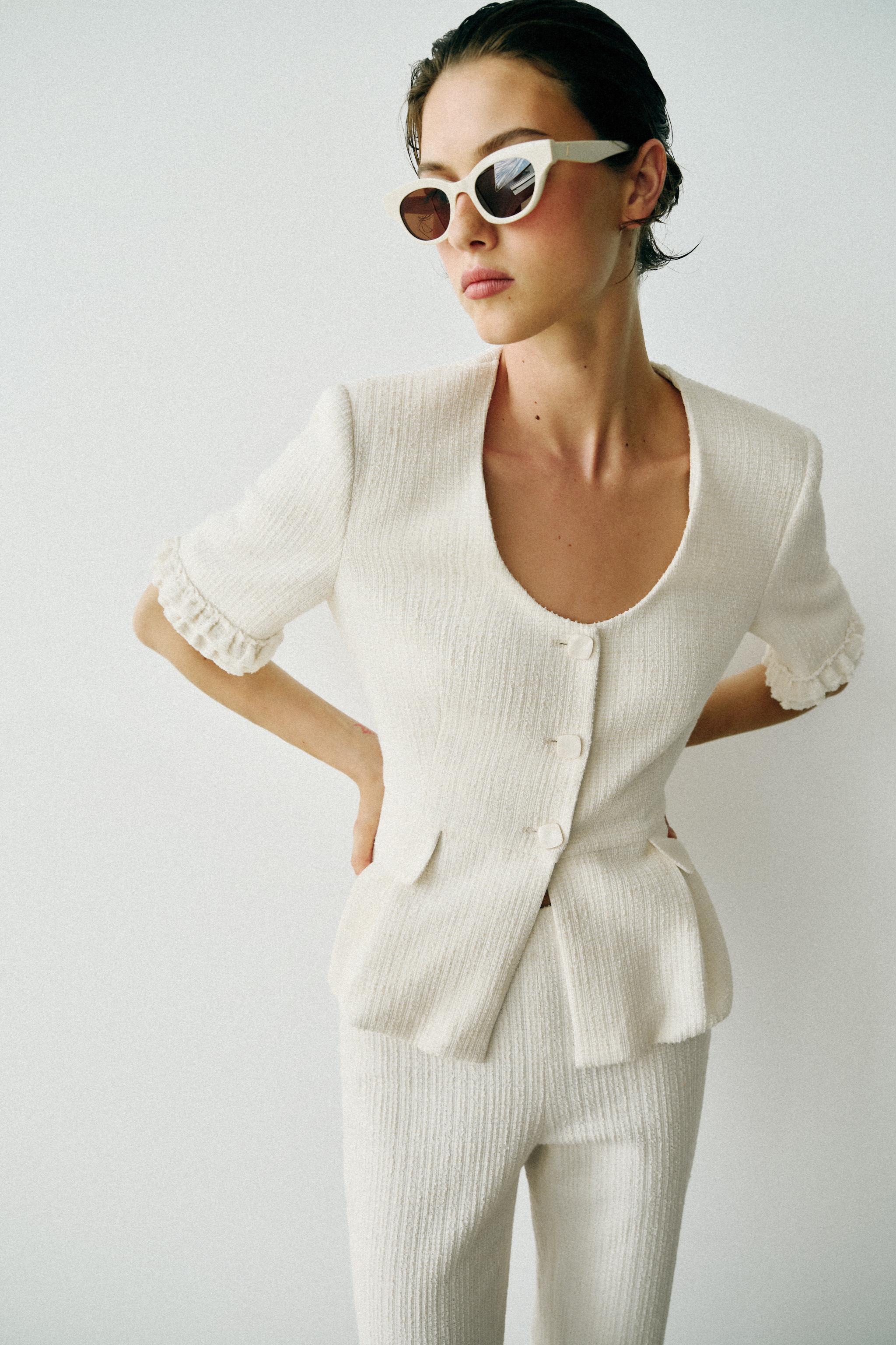 Entrar en Zara a por unos pantalones blancos y salir enamorada de esta preciosa chaqueta de entretiempo con peplum ideal para elevar tu fondo de armario