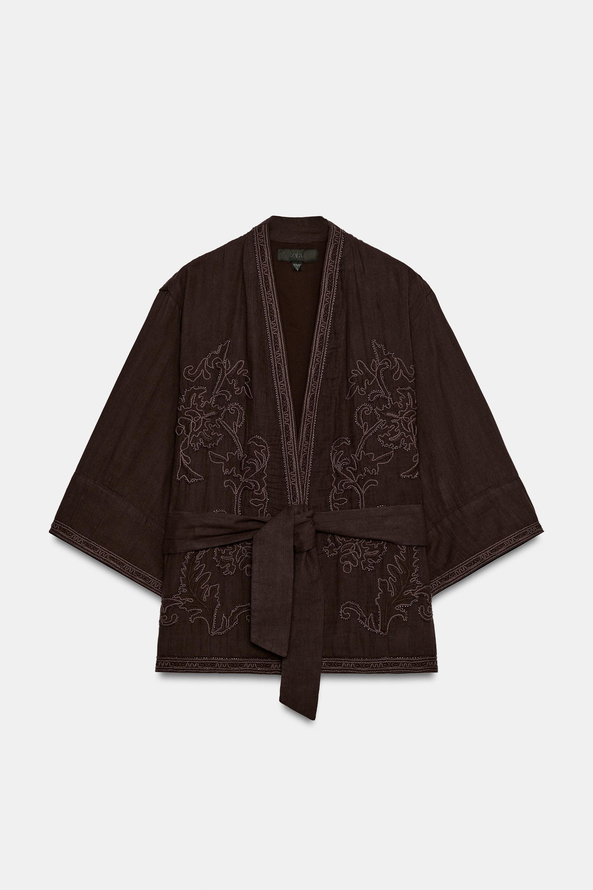 Entrar en Zara a por unos pantalones blancos y salir enamorada de esta preciosa chaqueta de entretiempo estilo kimono ideal para elevar tu fondo de armario