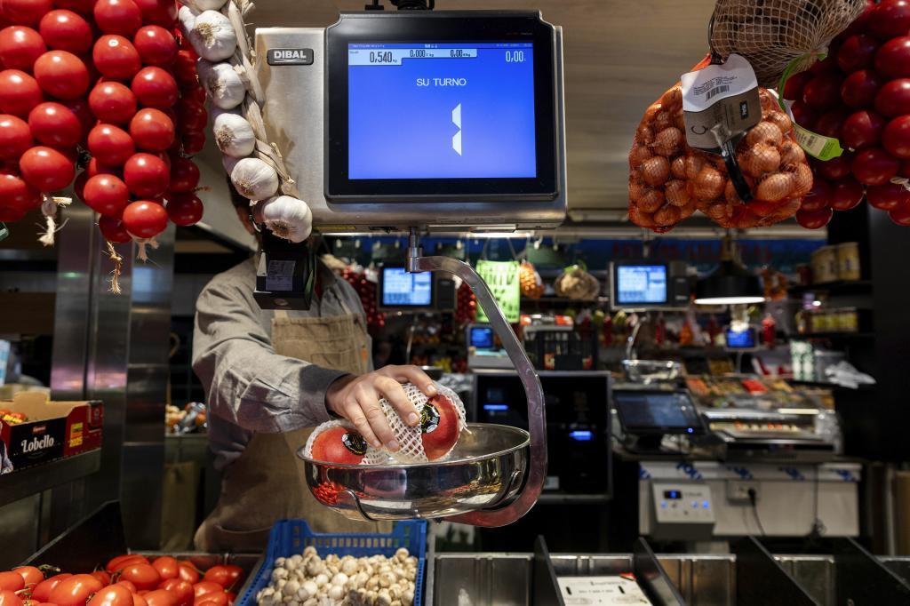 El IPC se moderó en abril al 3,2% por la bajada de la luz y pese al alza de las gasolinas