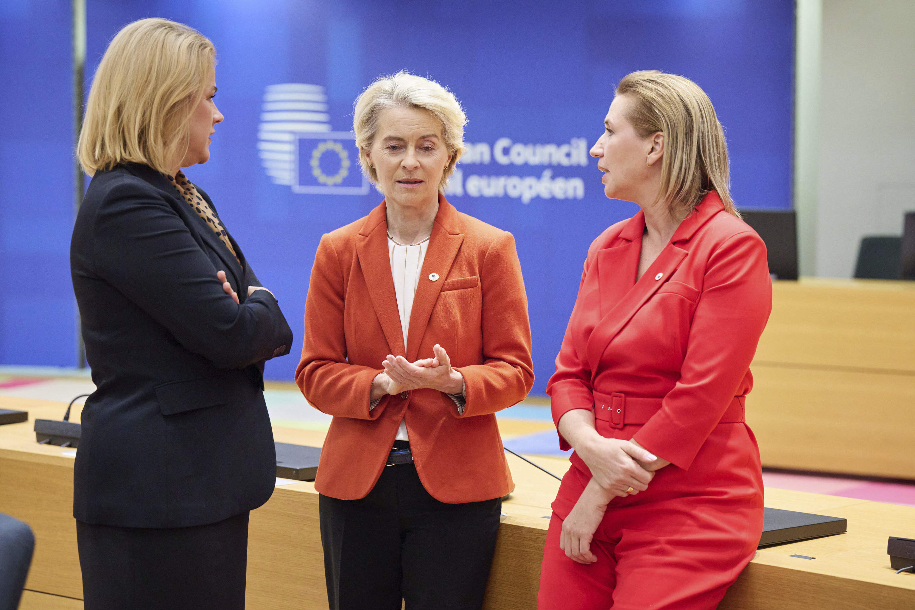 Evika Silia junto a Ursula von der Leyen y Mette Frederiksen, en una imagen de archivo.