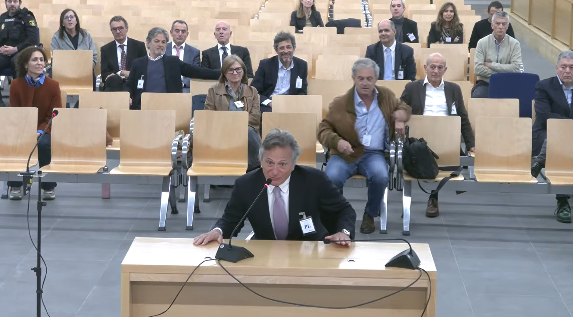 Josep Pujol, con su hermanos y otros acusados detr�s, este jueves en el juicio.