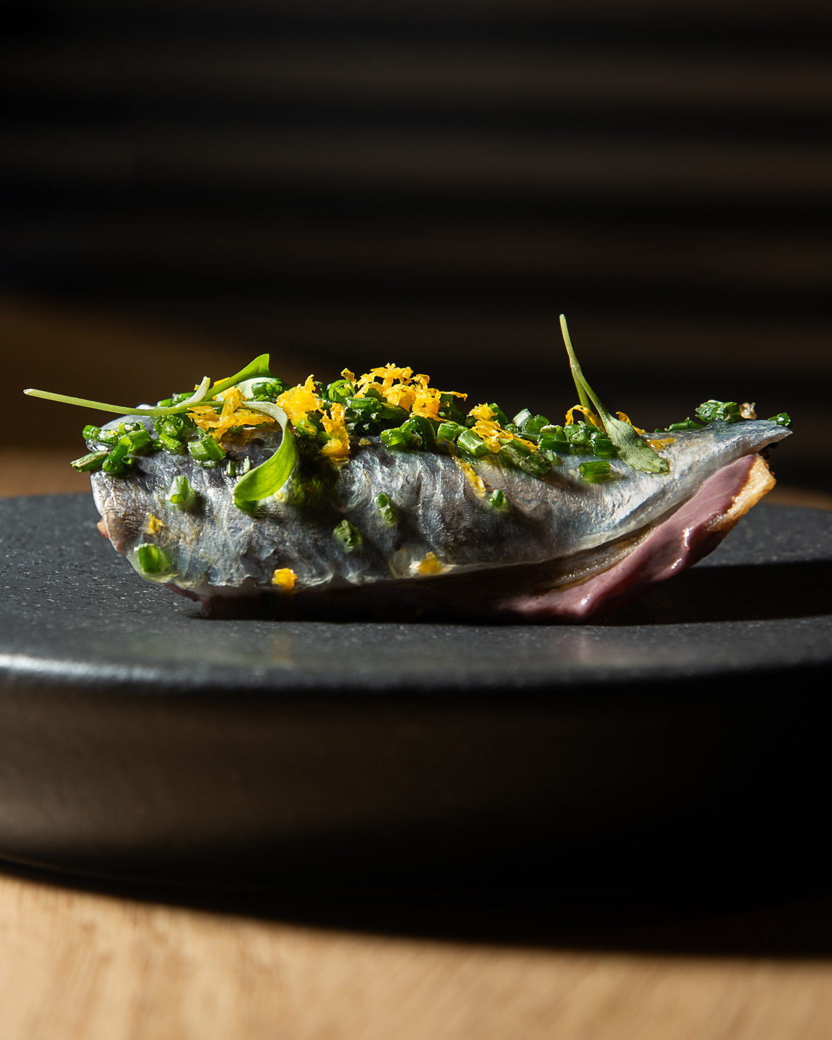 Parrocha en escabeche casero sobre tosta de ma�z y mayonesa de kalamata, en In-Pulso.
