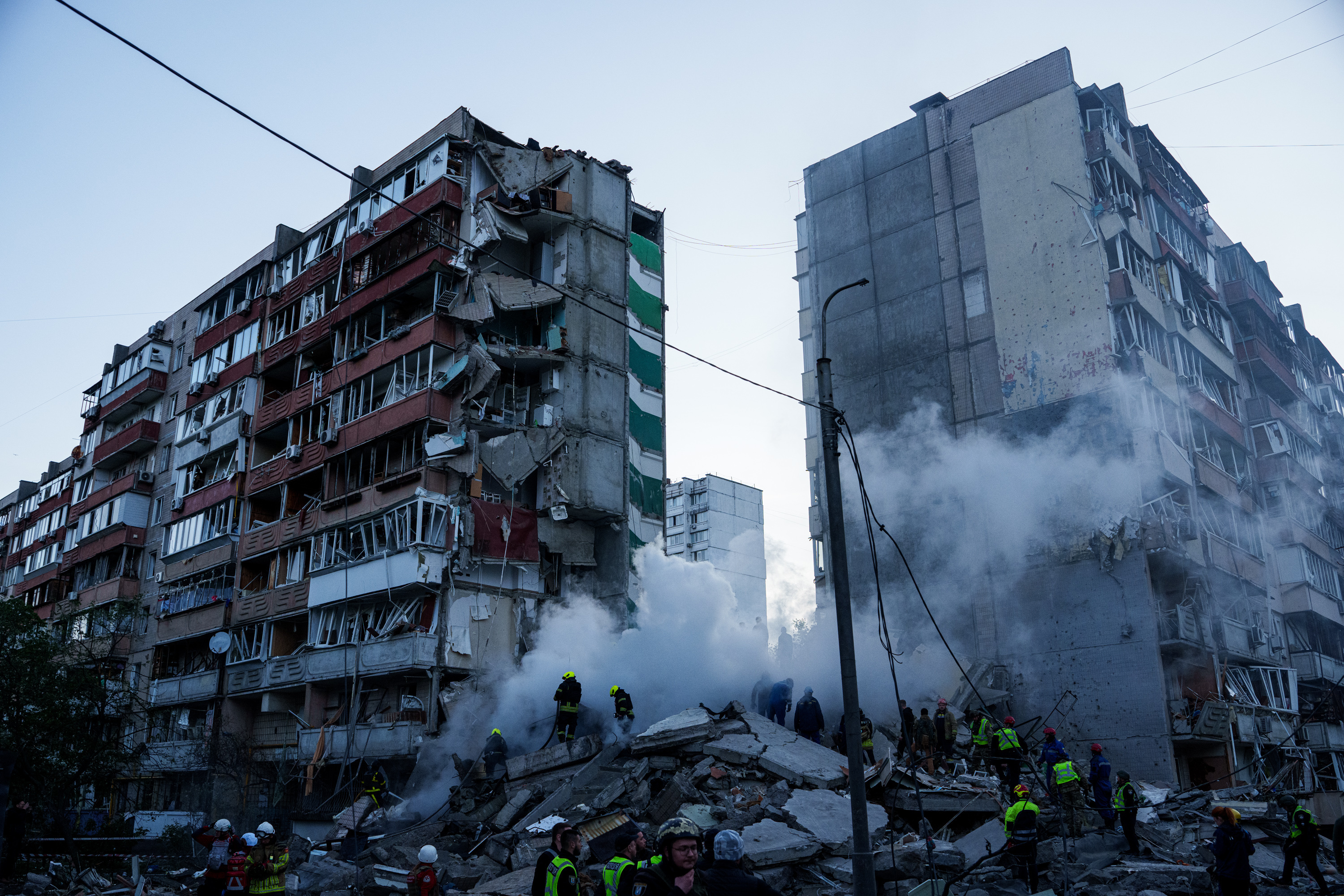 Imagen del edificio derribado en Kiev por un misil ruso.