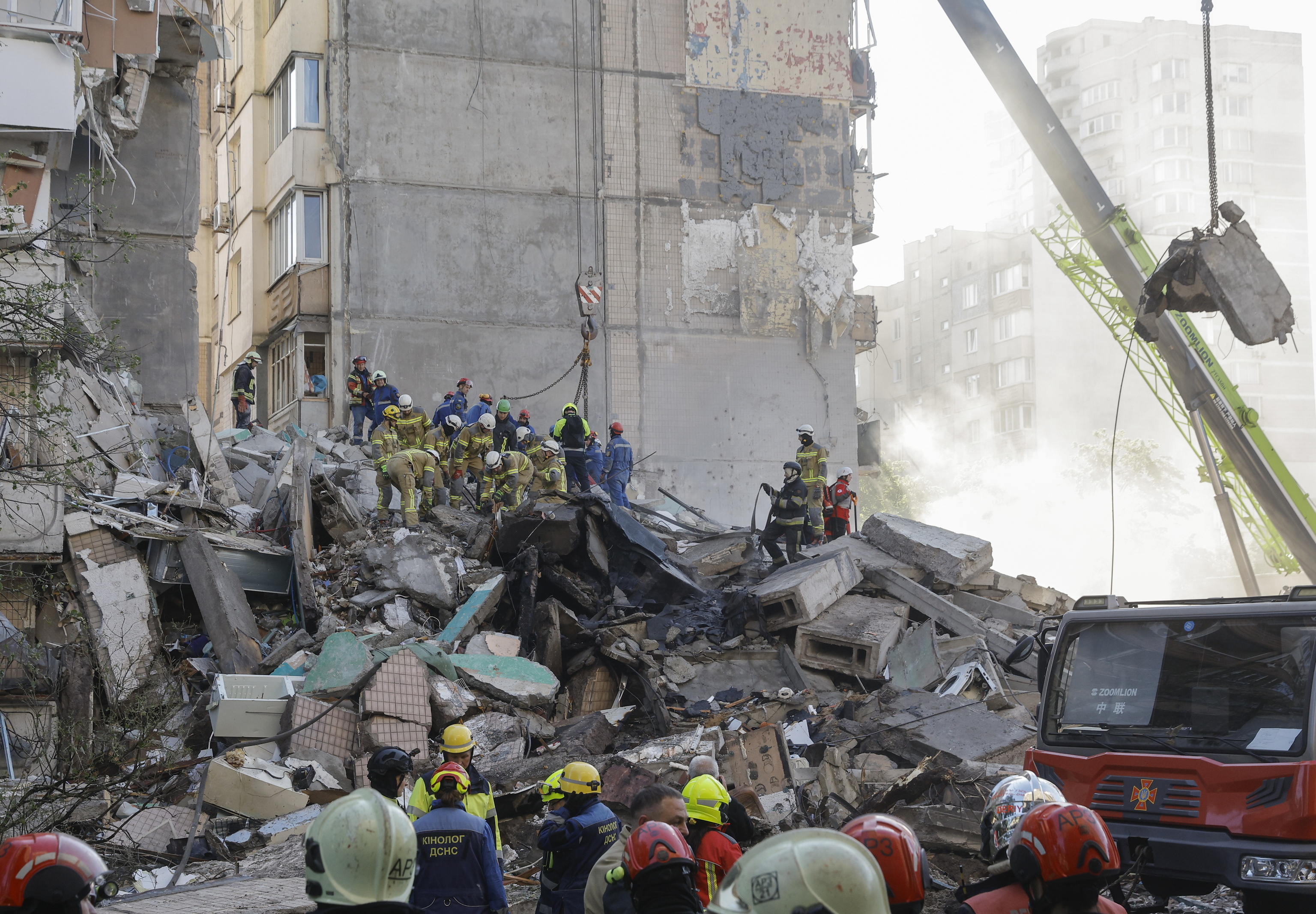 Equipos de rescate buscan víctimas bajo los escombros.