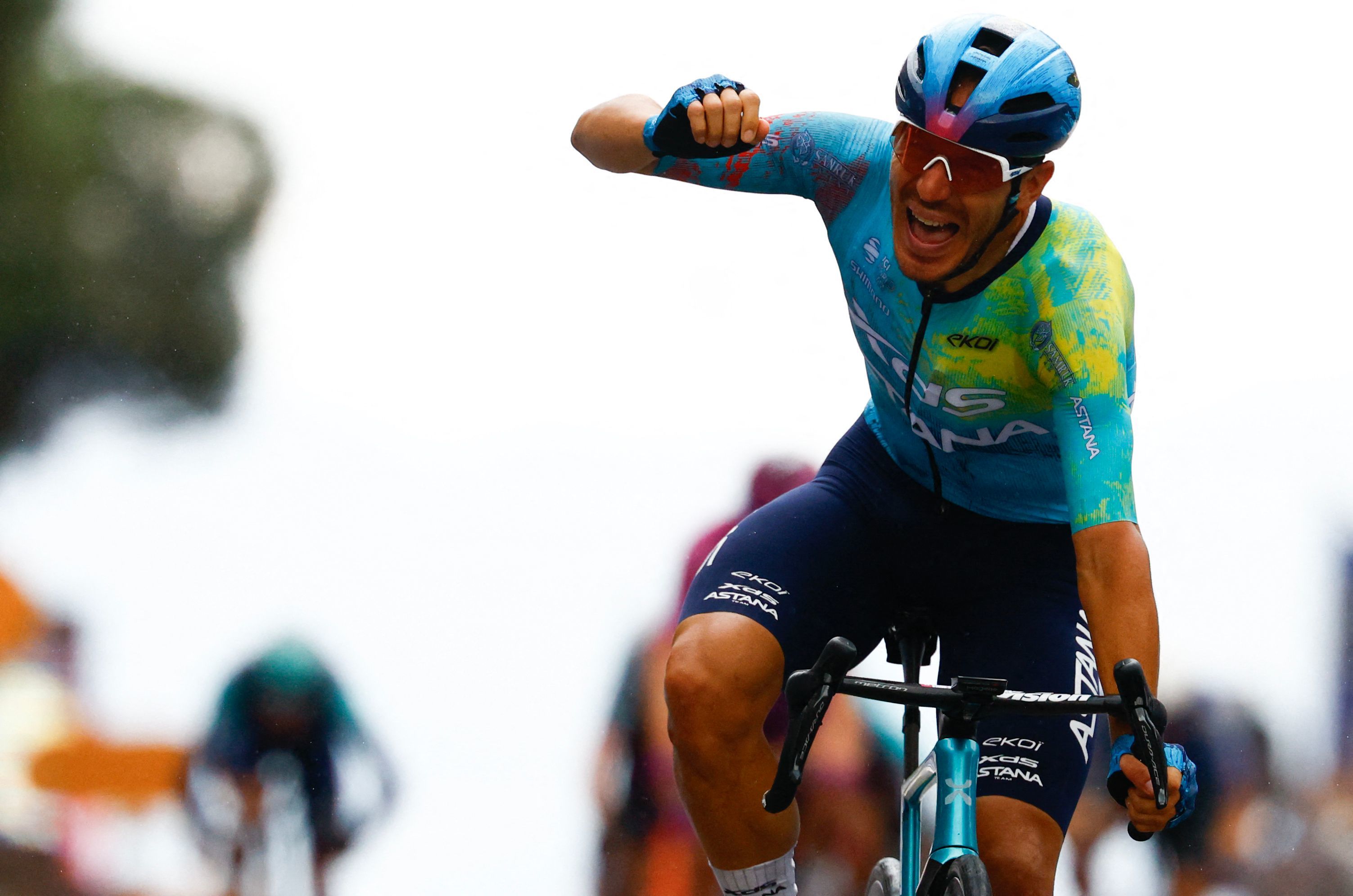 Ballerini celebra el triunfo en la meta de Nápoles