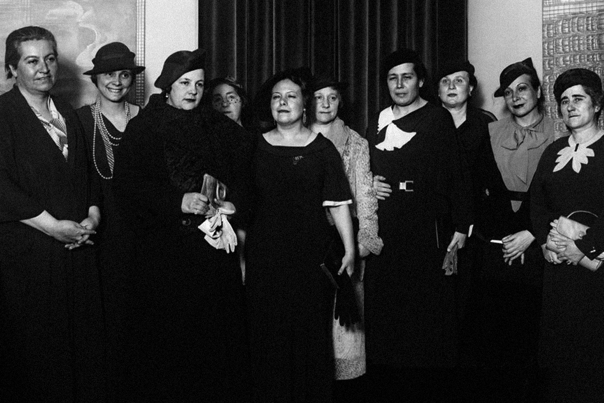 Conferencia de la escritora Palma Guillén en el Lyceum Club con la asistencia de Margarita Xirgú, María de Maetzu y Clara Campoamor.