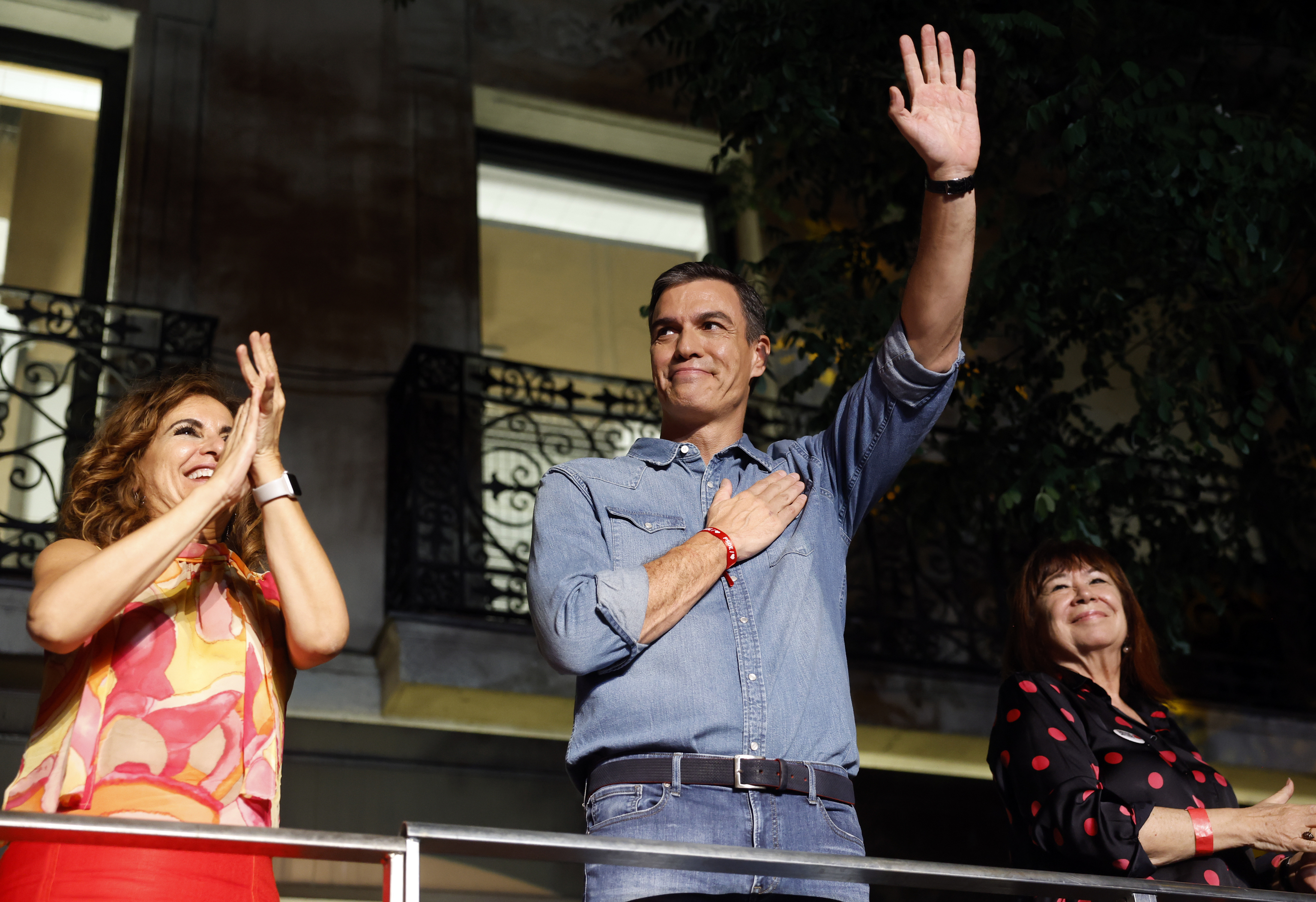 Pedro S�nchez en el balc�n de Ferraz celebrando que el PSOE manten�a el gobierno tras las elecciones.
