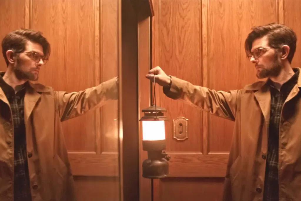 Adam Scott en un momento de Hokum.