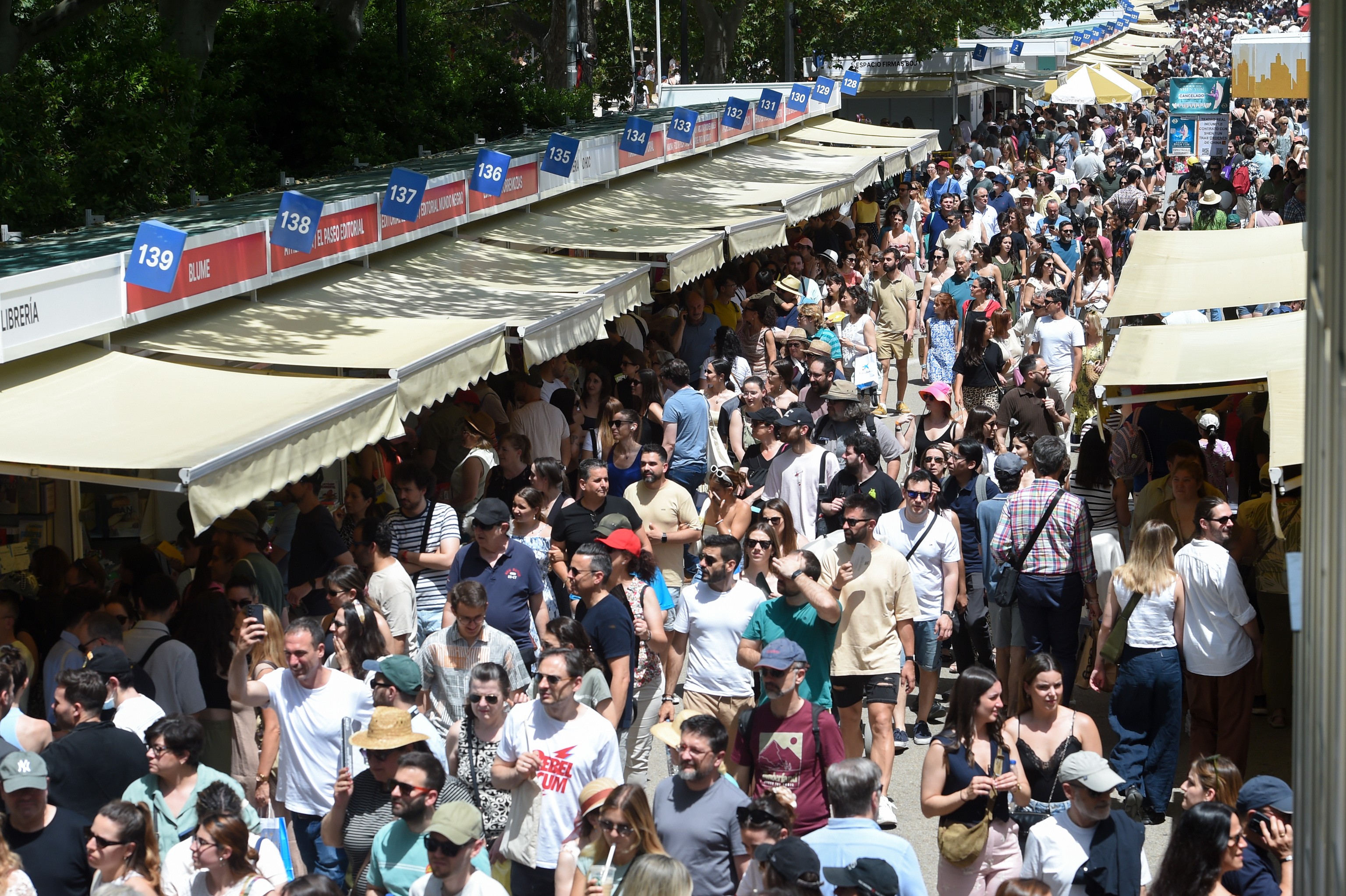 Cientos de visitantes pasean en la Feria del Libro del pasado a�o.