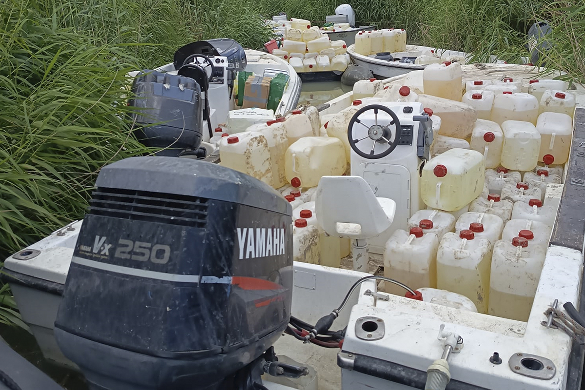 Una embarcación con garrafas de combustible intervenida recientemente en El Puerto de Santa María (Cádiz).