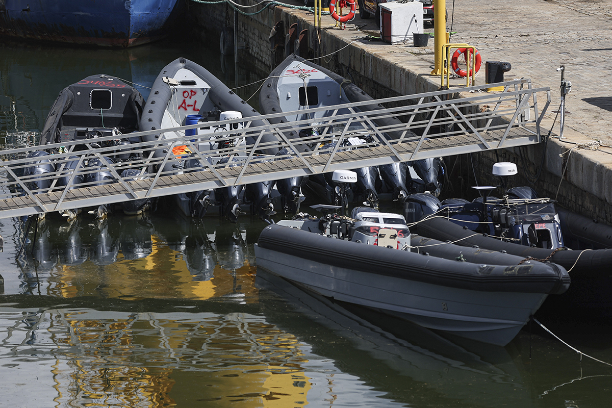 Lanchas de narcotraficantes custodiadas en un muelle de la ciudad de Huelva.