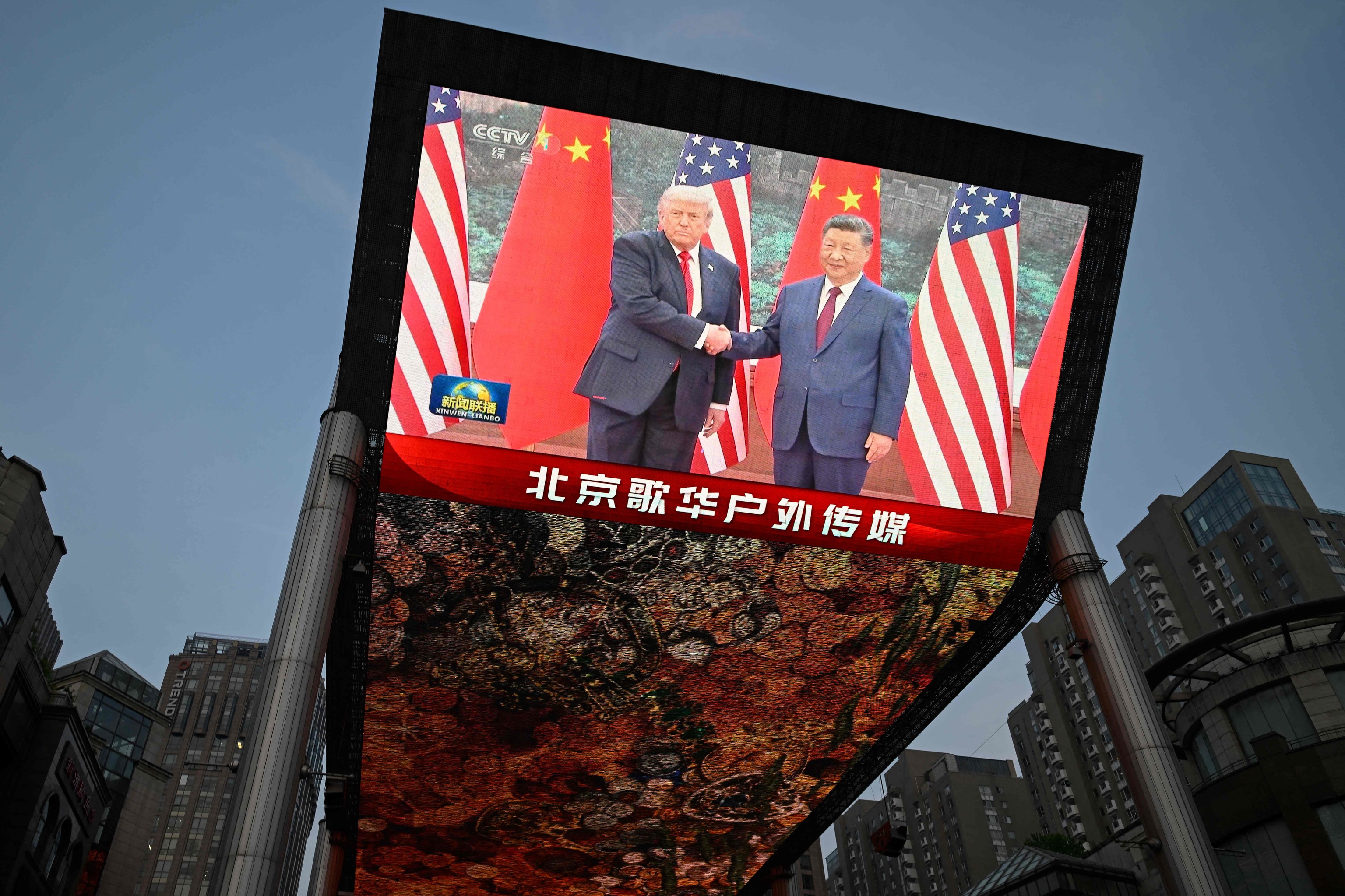 La reunión entre Xi y Trump desde una pantalla gigante de Pekín.