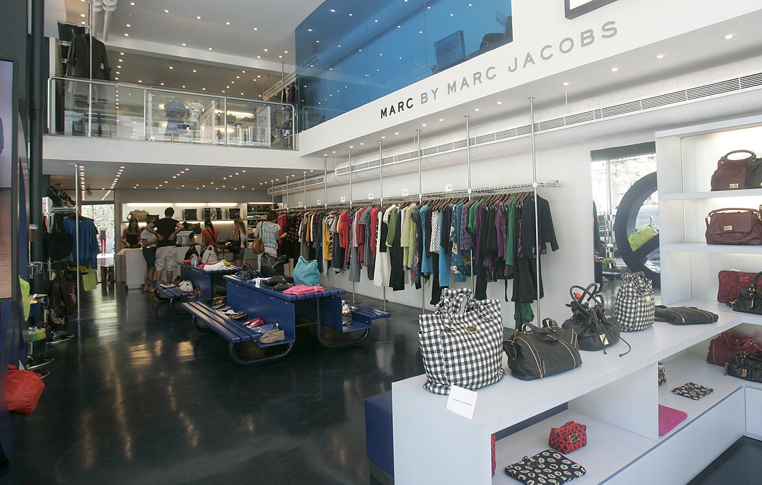 Interior de una tienda de la firma de moda Marc Jacobs.