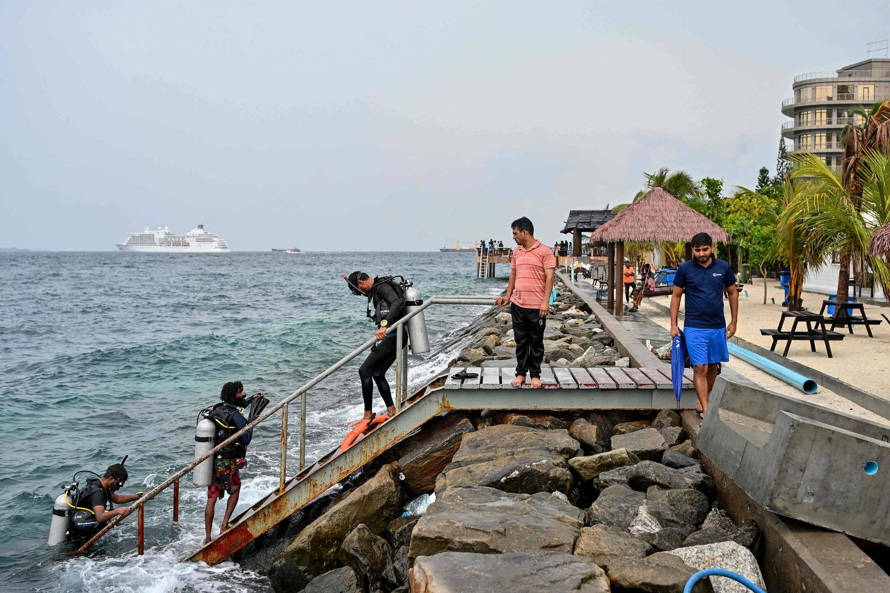 Un turista, junto con varios gu�as, regresa tras una sesi�n de buceo en aguas abiertas cerca de la playa Rasfannu, en Mal� (Maldivas).