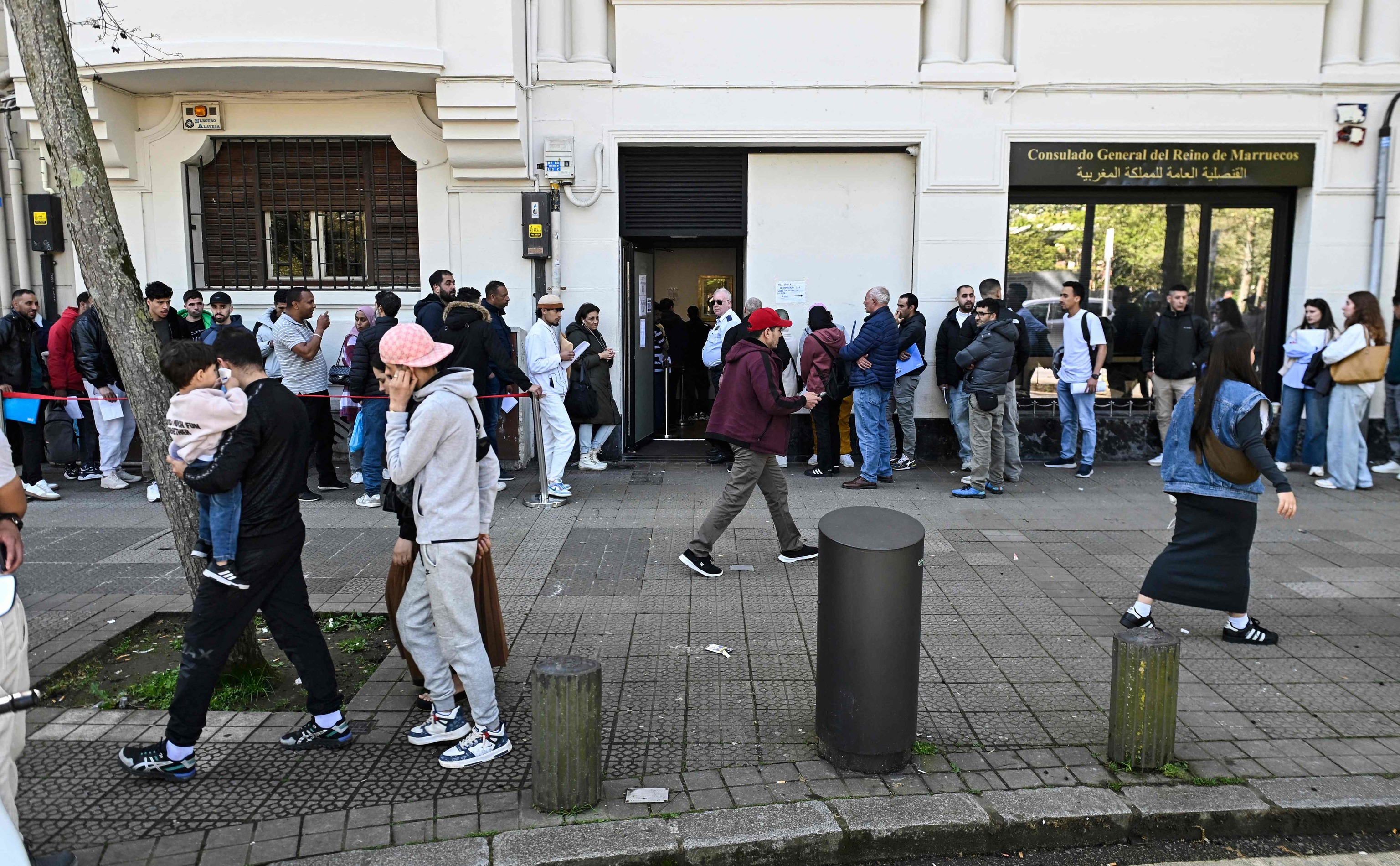 Ciudadanos de origen marroqu� esperan en las puertas del consulado en Bilbao la tramitaci�n de documentos para solicitar la regularizaci�n en Espa�a.
