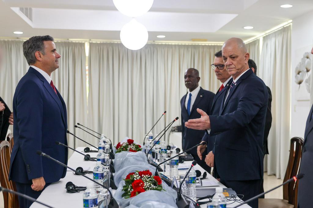 El director de la CIA, John Ratcliffe, reunido con funcionarios cubanos este jueves en La Habana.