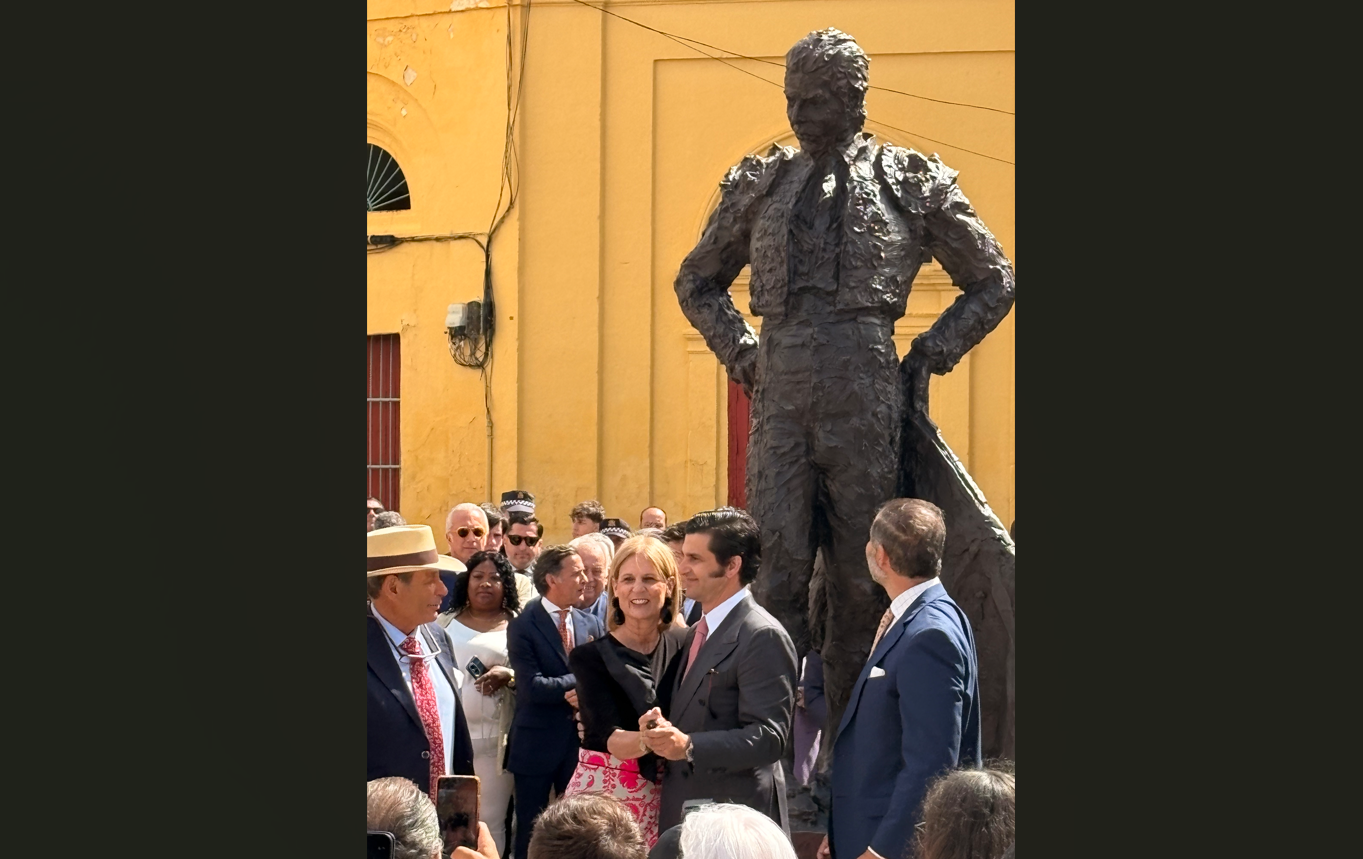 El monumento a Rafael de paula, en Jerez, obra de Mat�n Lagares, con Morante de la Puebla durante la inauguraci�n a las puertas de las plaza de toros.